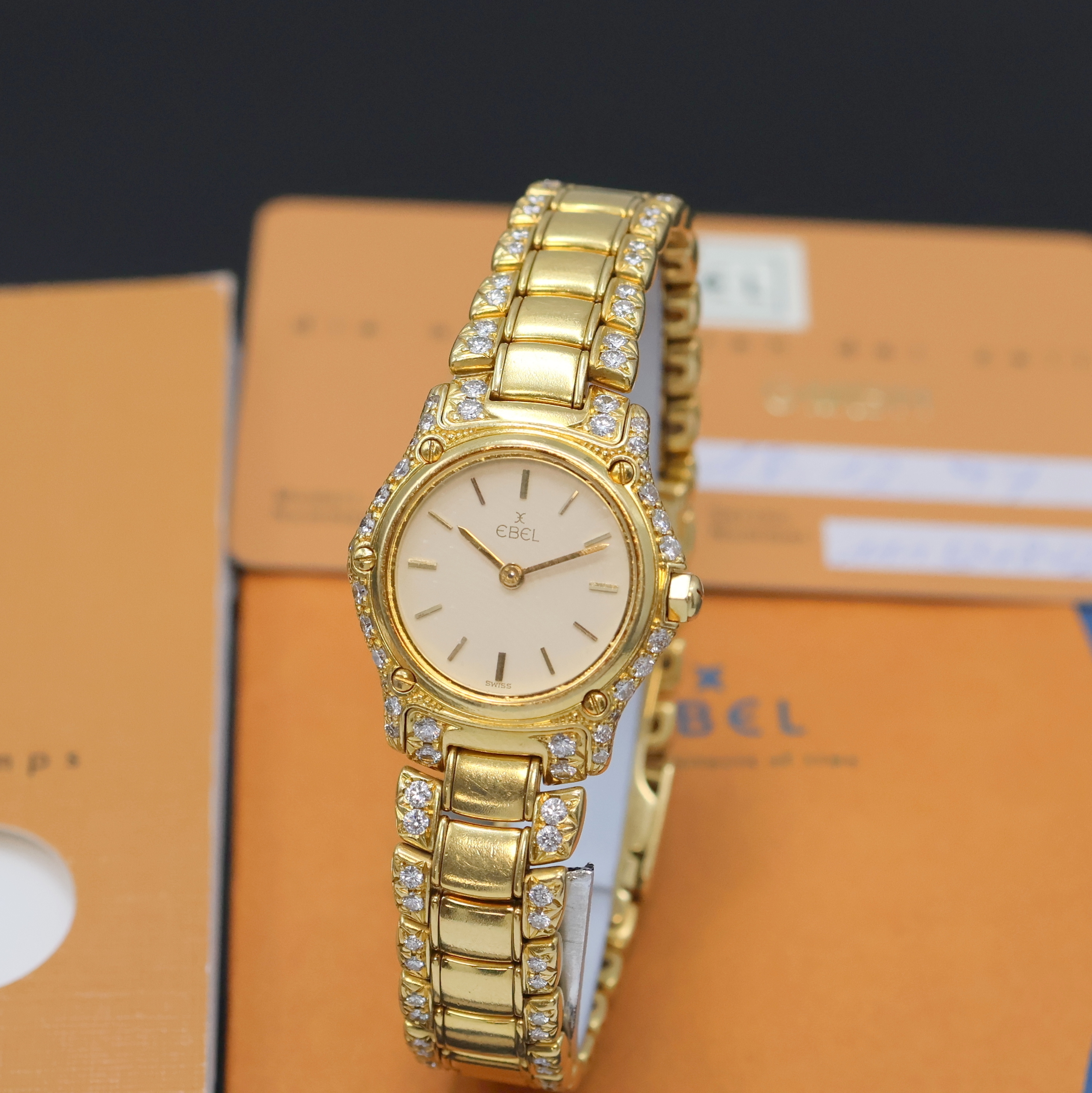 EBEL 1911 diamantbesetzte Damenarmbanduhr in GG 750/000, Schweiz lt. beiliegenden orig. Papieren verk. 1997, quarz, 2-tlg. Geh., 5- fach über ...