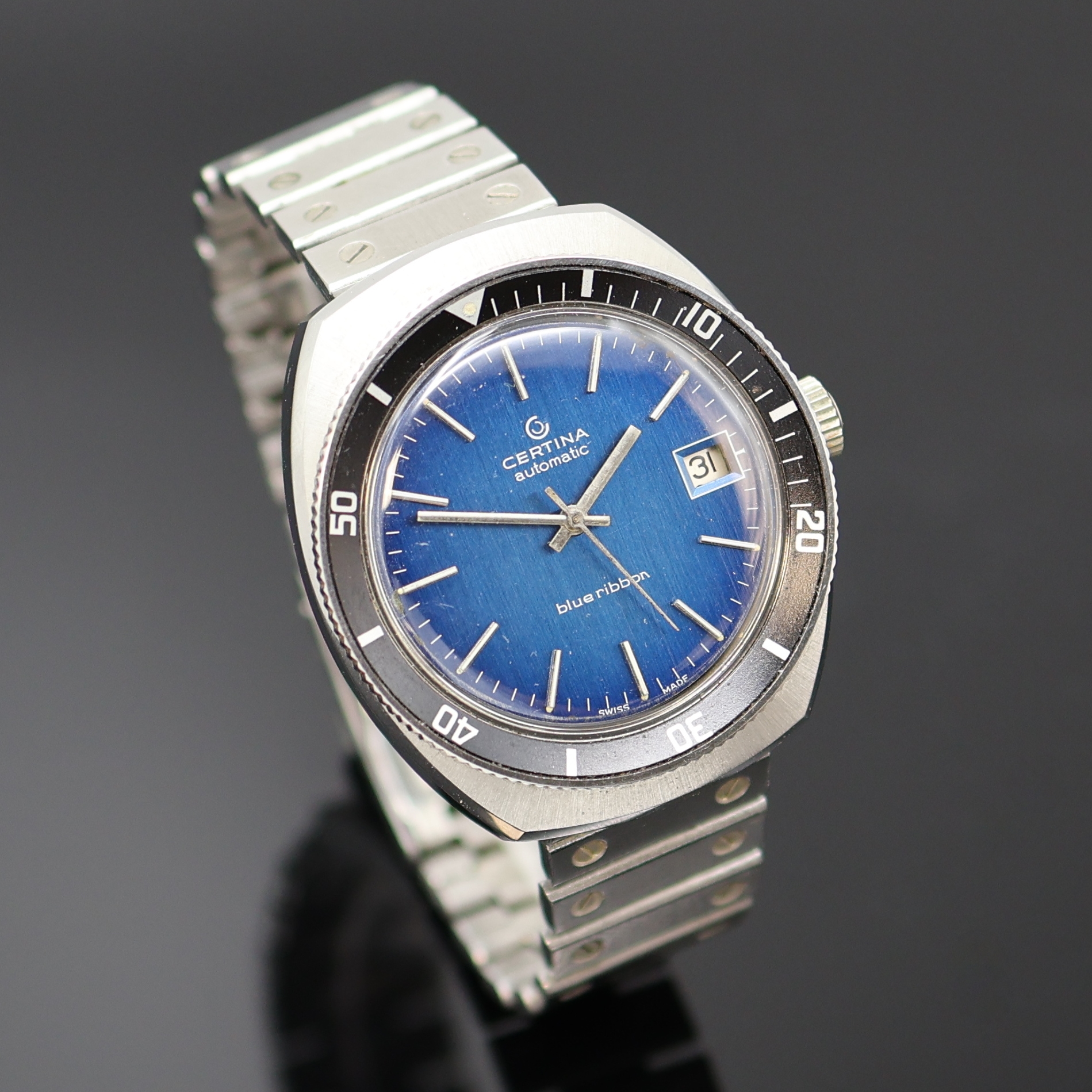 Detail b: CERTINA Herrenarmbanduhr Blue Ribbon, Automatik, Schweiz um 1970, Edelstahlgeh. inkl. Gliederband m. orig. Faltschl., Boden verschr., Lün. m. 60er ...
