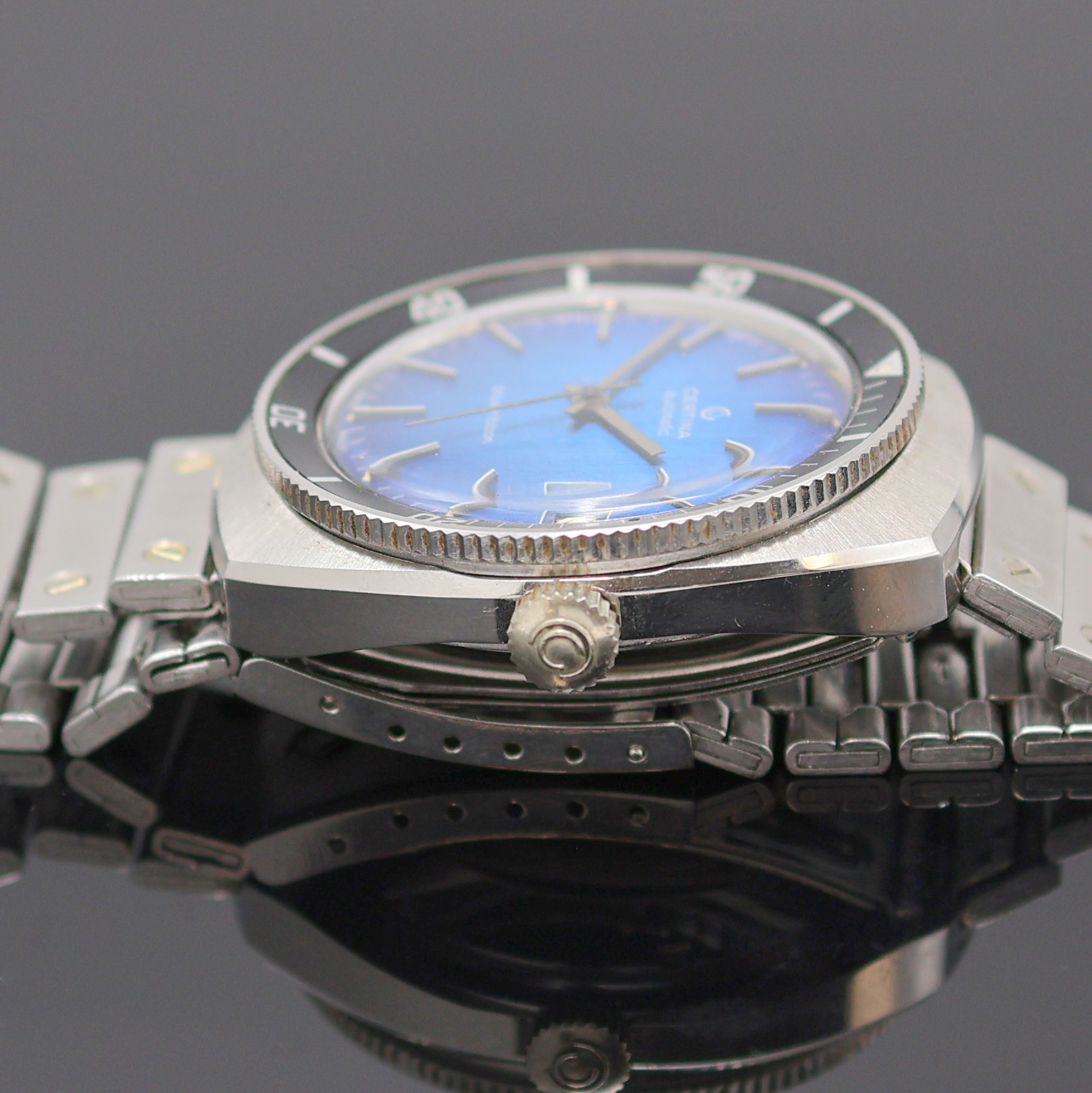 Detail d: CERTINA Herrenarmbanduhr Blue Ribbon, Automatik, Schweiz um 1970, Edelstahlgeh. inkl. Gliederband m. orig. Faltschl., Boden verschr., Lün. m. 60er ...