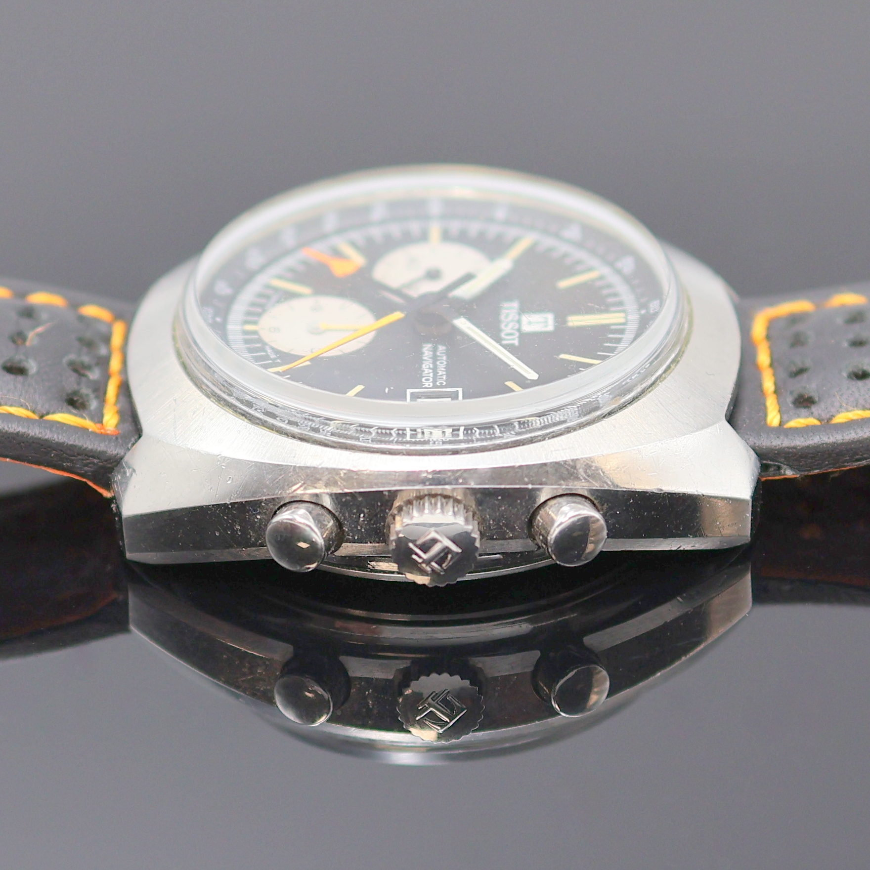 Detail d: TISSOT Navigator Armbandchronograph in Stahl Referenz 45 501, Schweiz um 1975, Automatik, Boden verschr., schwarzes Zifferbl. m. Tritium ...