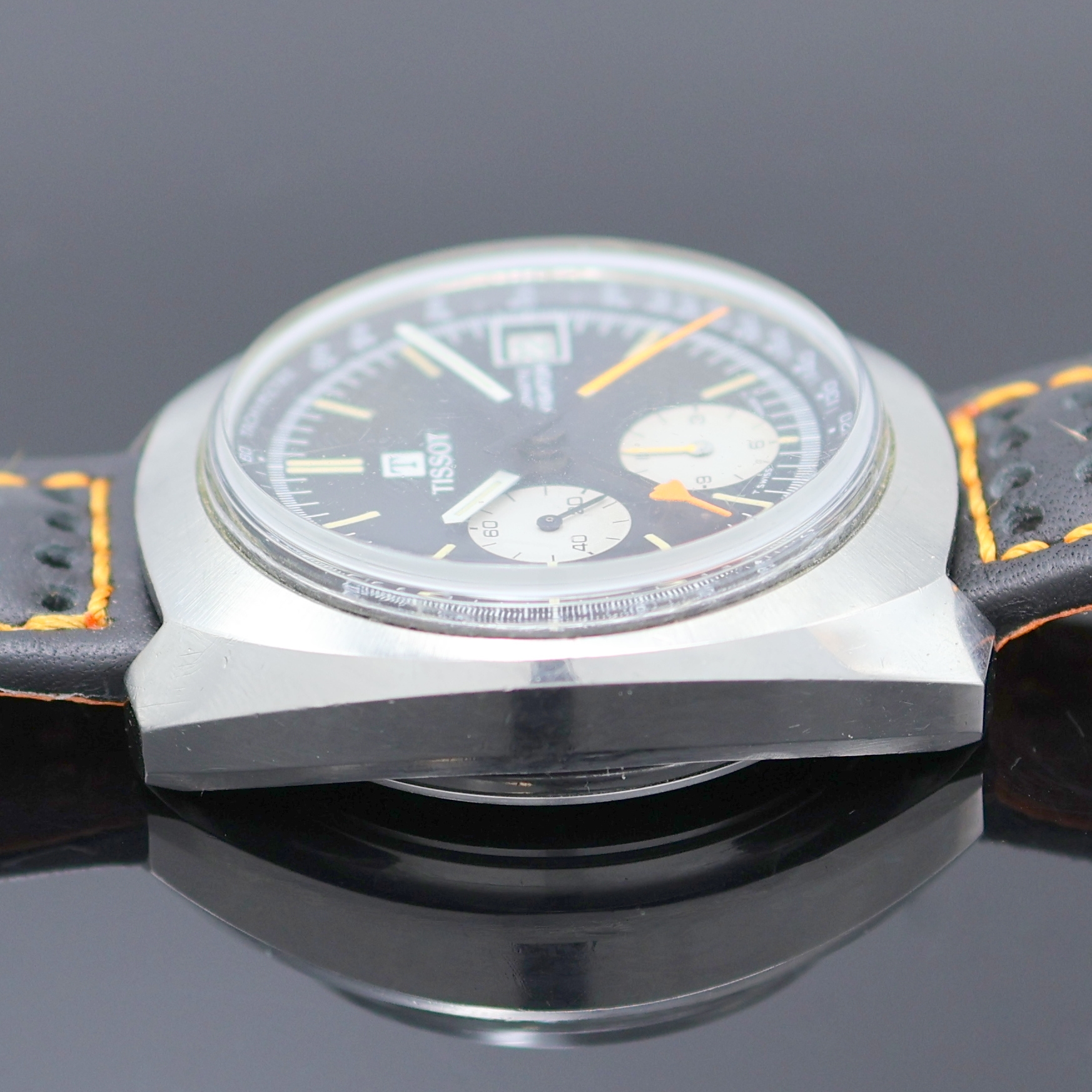 Detail e: TISSOT Navigator Armbandchronograph in Stahl Referenz 45 501, Schweiz um 1975, Automatik, Boden verschr., schwarzes Zifferbl. m. Tritium ...