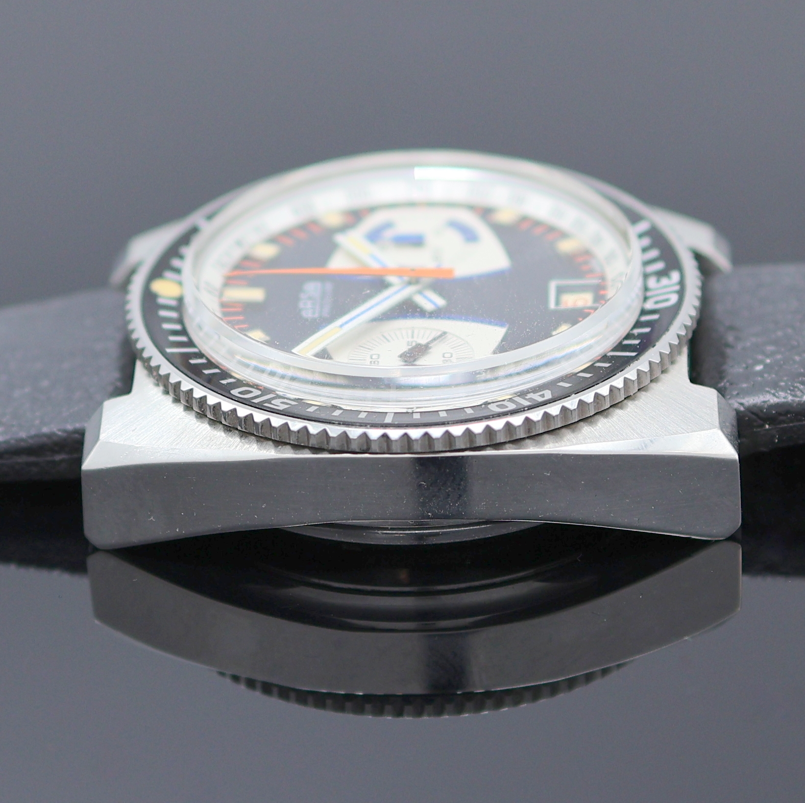 Detail e: ARSA Armbandchronograph, Handaufzug, Schweiz um 1969, Edelstahlgeh. inkl. orig. Tropic Sport Armband (Schlaufe ers.), Lünette m. 60er Teilung beids. ...
