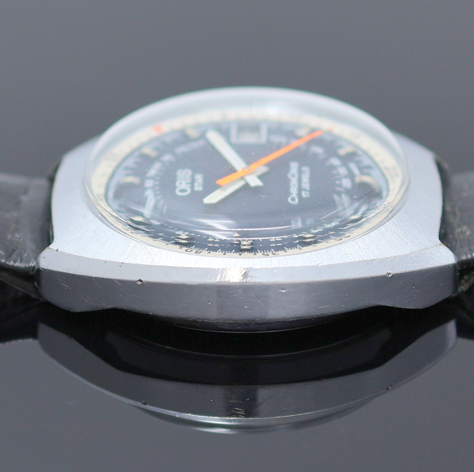 Detail e: ORIS Star ChronOris seltene Herrenarmbanduhr mit Chronograph, Schweiz um 1970, Handaufzug, verchr. Geh. m. verschr. Stahlboden, Chrono-Drücker b. 2, ...