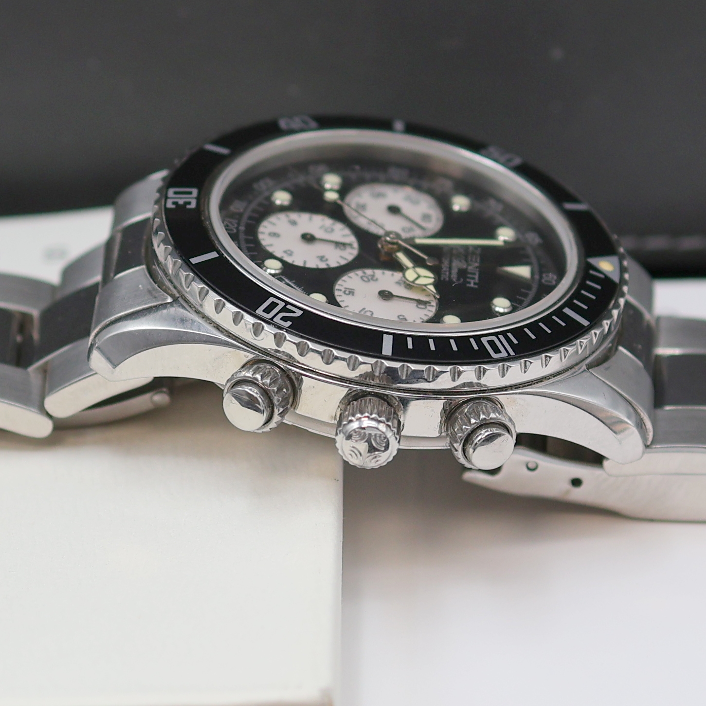 Detail d: ZENITH El Primero De Luca Herrenarmbanduhr mit Chronograph in Stahl Referenz 02.2310.400, Automatik, Boden, Krone und Drücker verschr. (Krone/Tubus ...