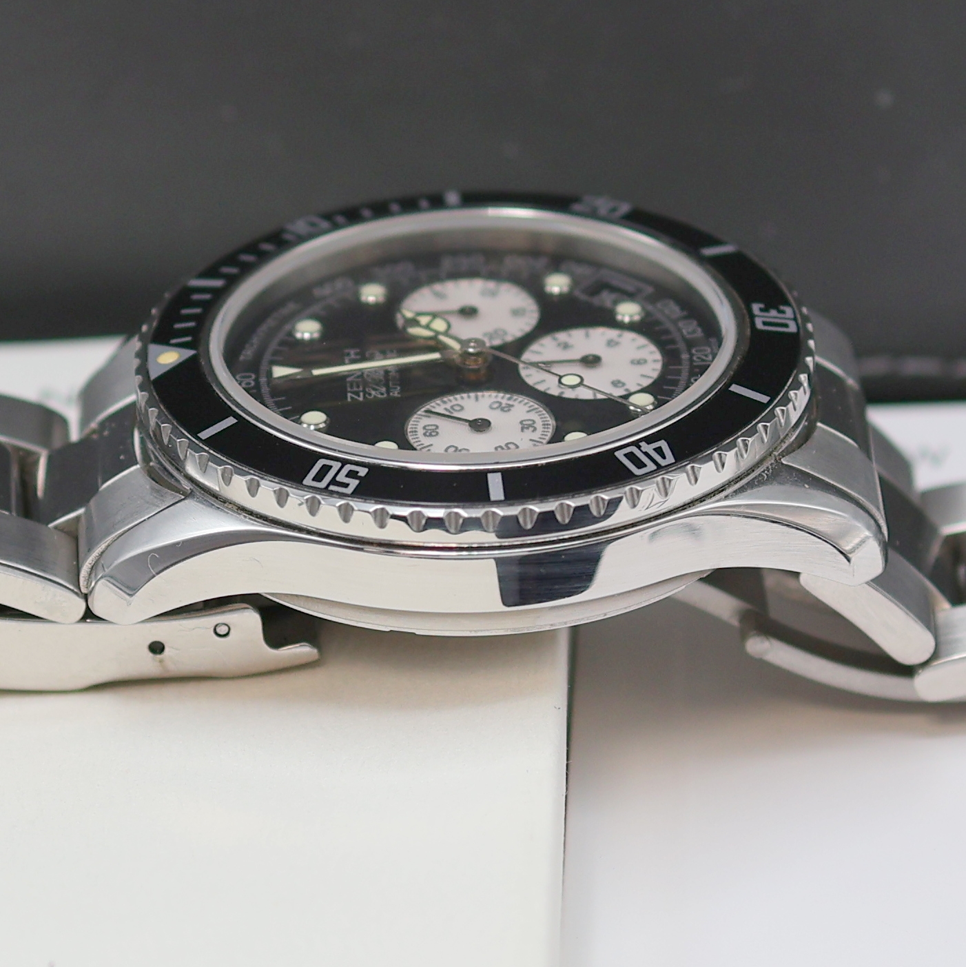 Detail e: ZENITH El Primero De Luca Herrenarmbanduhr mit Chronograph in Stahl Referenz 02.2310.400, Automatik, Boden, Krone und Drücker verschr. (Krone/Tubus ...