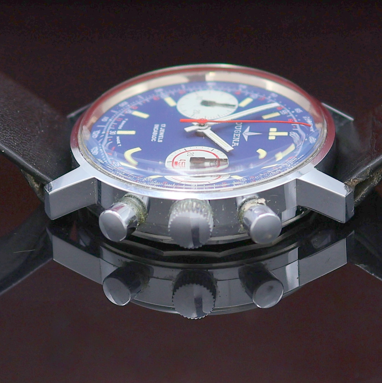 Detail d: DUGENA Herrenarmbanduhr mit Chronograph, Handaufzug, Schweiz um 1970, verchr. Geh. m. verschr. Stahlboden, blaues Zifferbl. m. Tritium-Leuchtindizes, ...