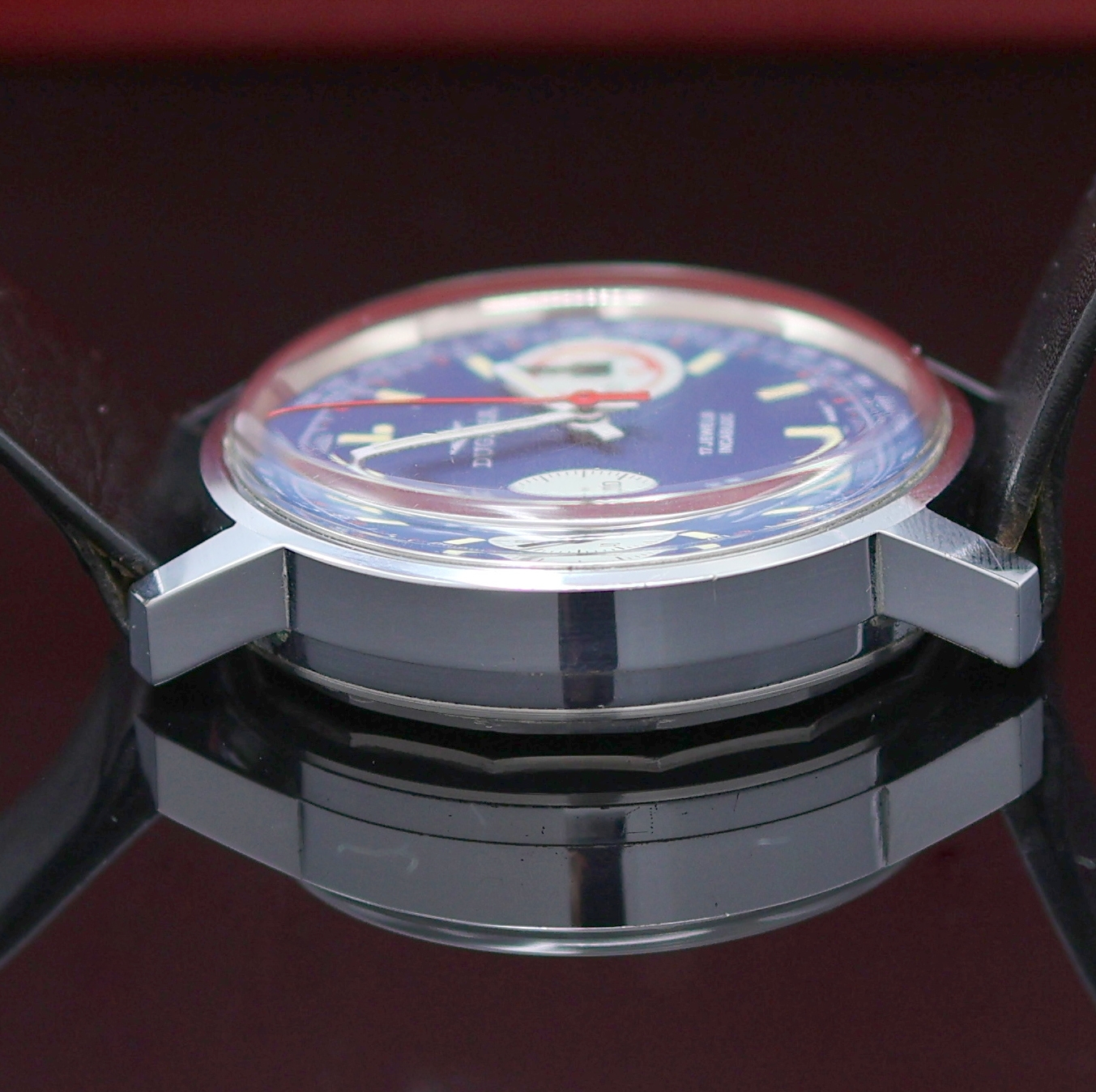 Detail e: DUGENA Herrenarmbanduhr mit Chronograph, Handaufzug, Schweiz um 1970, verchr. Geh. m. verschr. Stahlboden, blaues Zifferbl. m. Tritium-Leuchtindizes, ...