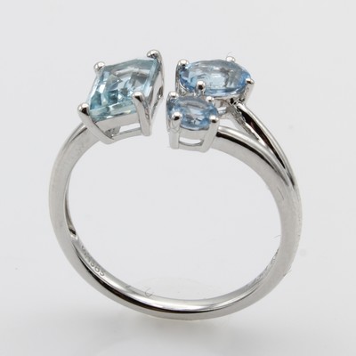 Image Ring mit Aquamarinen, WG 585/000, 3 Aquama- rinen zus. ca. 1.43 ct in versch. Formen, RW ...
