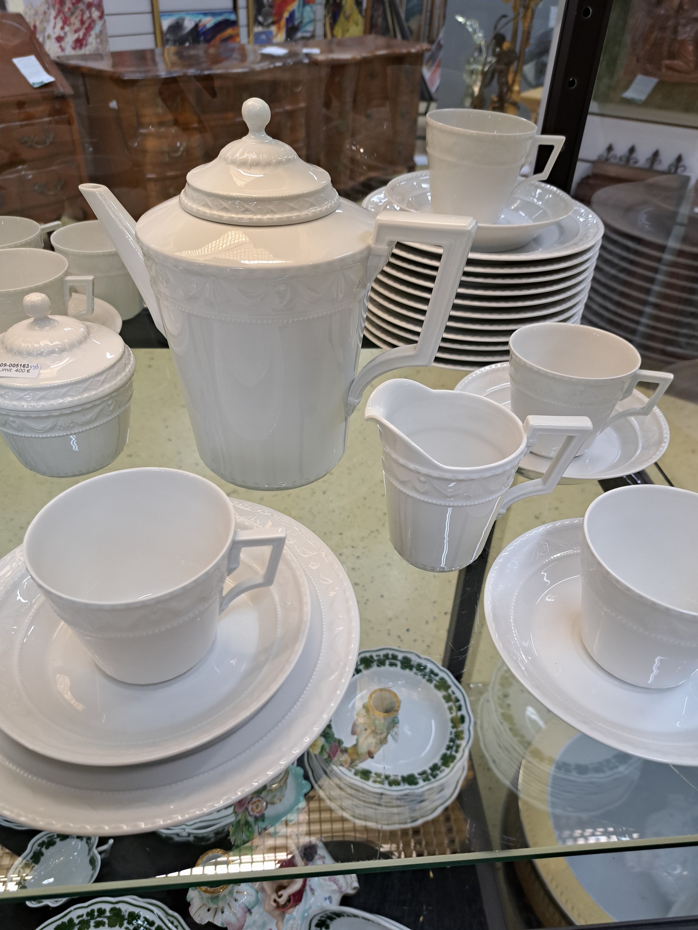 Detail a: Kaffeeservice Kurland, KPM Berlin, 20.Jh., Weißporzellan, Reliefzier, für 12 Personen, 12 Tassen mit UT, 12 Kuchenteller D. 20cm, Kaffeekanne, ...
