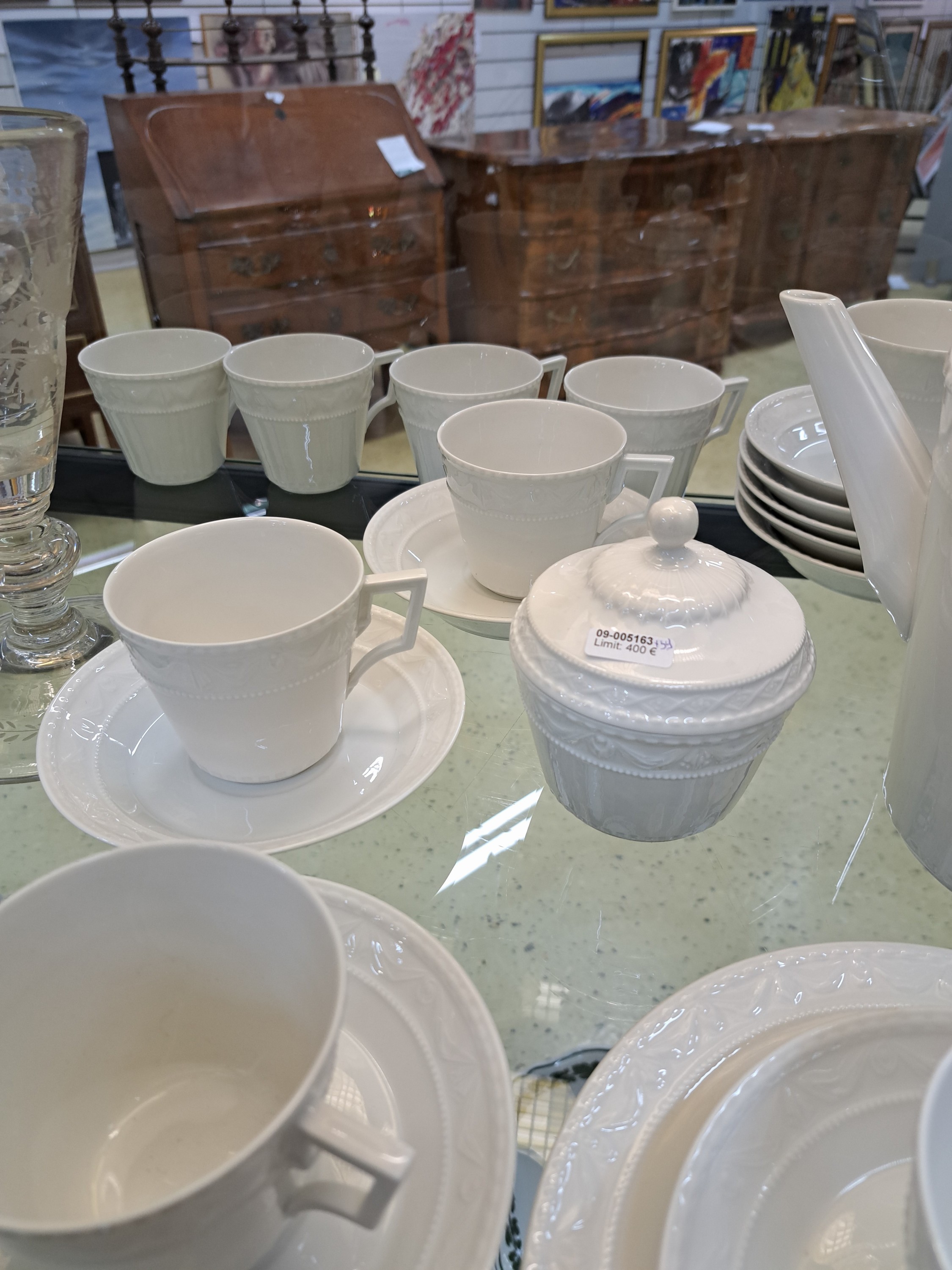 Detail b: Kaffeeservice Kurland, KPM Berlin, 20.Jh., Weißporzellan, Reliefzier, für 12 Personen, 12 Tassen mit UT, 12 Kuchenteller D. 20cm, Kaffeekanne, ...