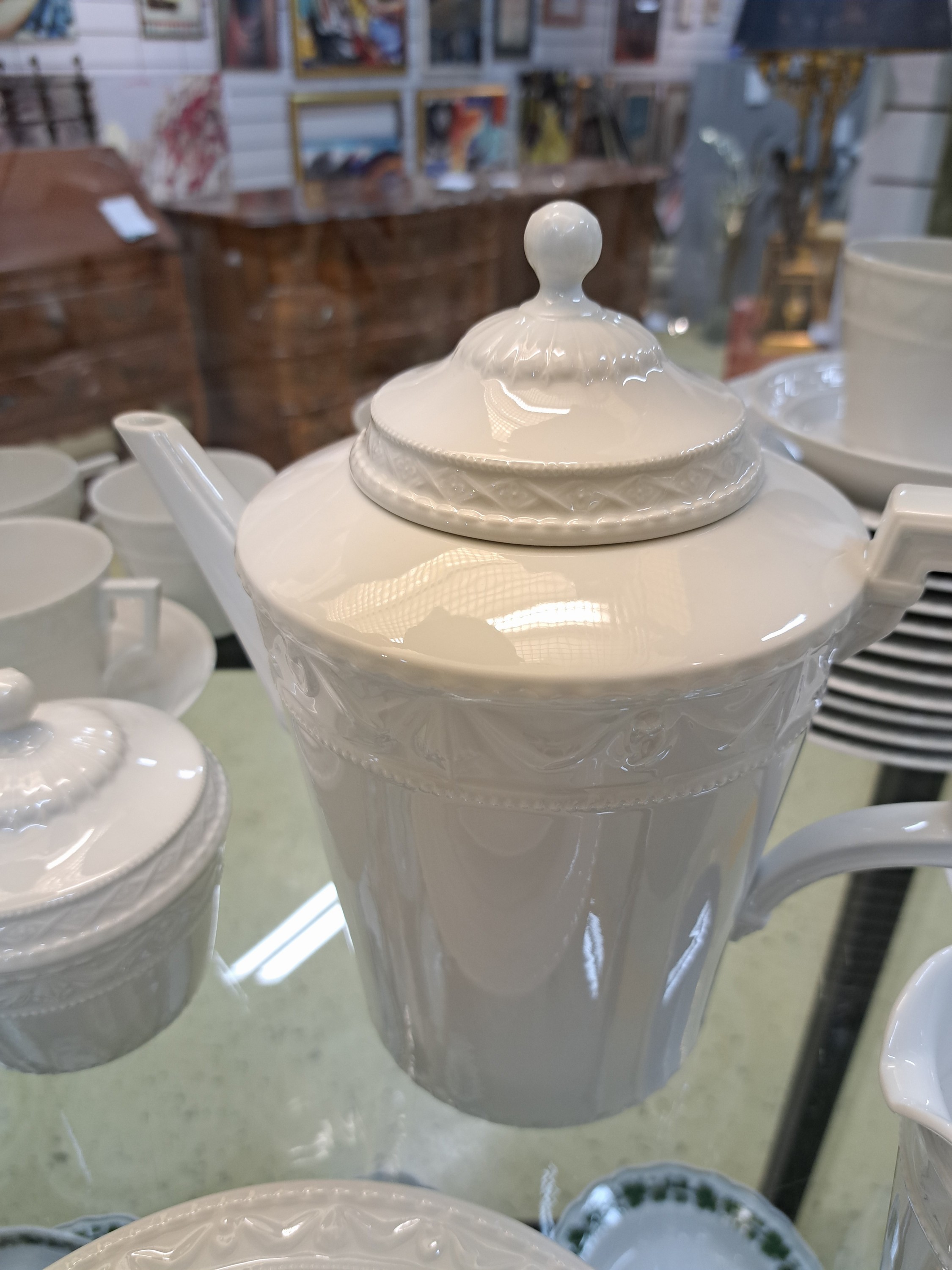 Detail c: Kaffeeservice Kurland, KPM Berlin, 20.Jh., Weißporzellan, Reliefzier, für 12 Personen, 12 Tassen mit UT, 12 Kuchenteller D. 20cm, Kaffeekanne, ...