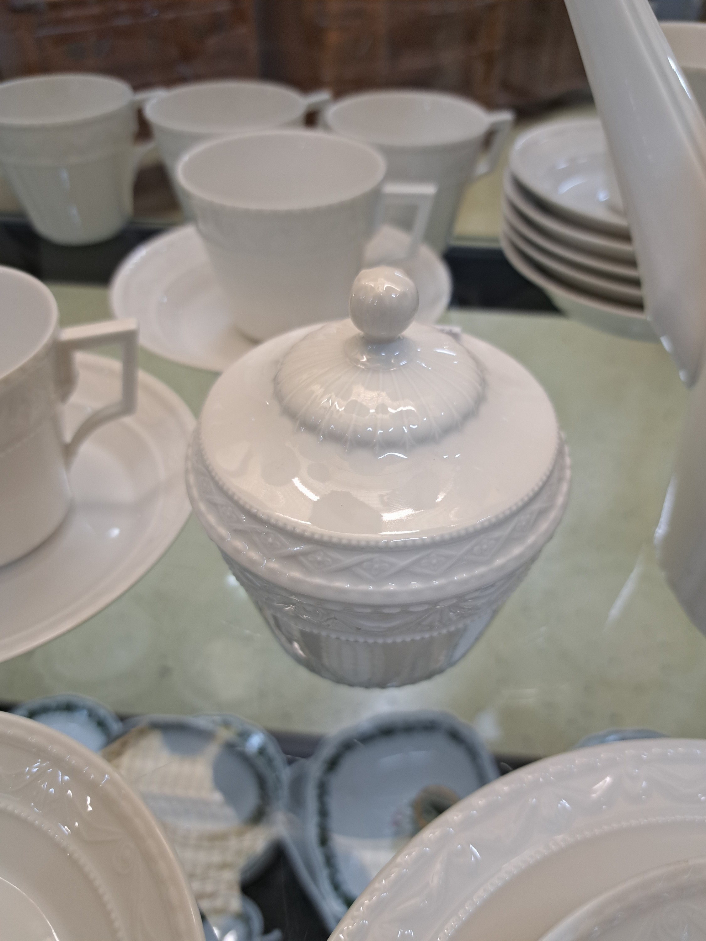 Detail d: Kaffeeservice Kurland, KPM Berlin, 20.Jh., Weißporzellan, Reliefzier, für 12 Personen, 12 Tassen mit UT, 12 Kuchenteller D. 20cm, Kaffeekanne, ...
