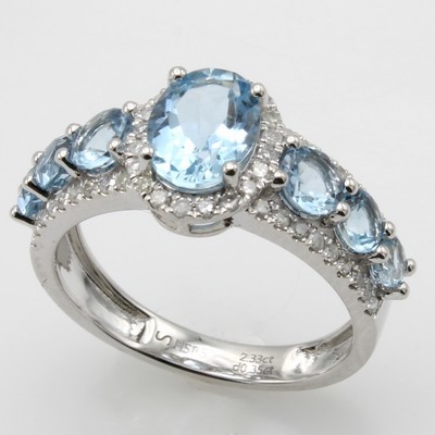 26979202a - Ring mit Aquamarinen und Brillanten, WG 585/000, 7 Aquamarine zus. ca. 2.33 ct und Bril- ...