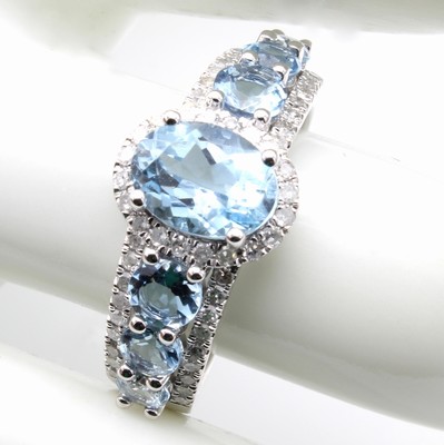 26979202b - Ring mit Aquamarinen und Brillanten, WG 585/000, 7 Aquamarine zus. ca. 2.33 ct und Bril- ...