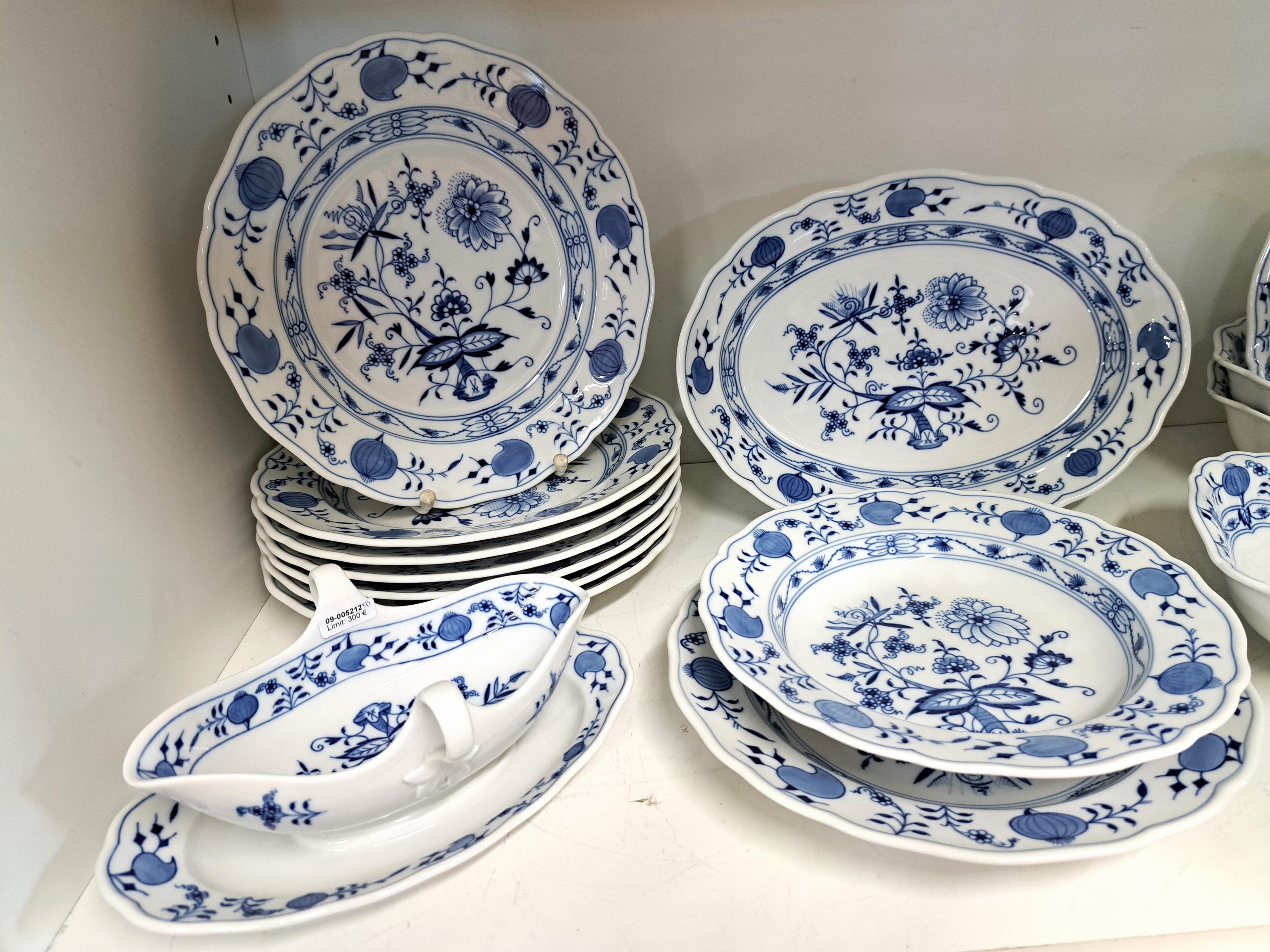 Detail a: Speiseservice, Meissen, 20. Jh., 1. Wahl, 2 Teile 2. Wahl, blaues Zwiebelmuster unter der Glasur, 8 flache Teller 25cm, ein tiefer Teller, 4 versch. ...
