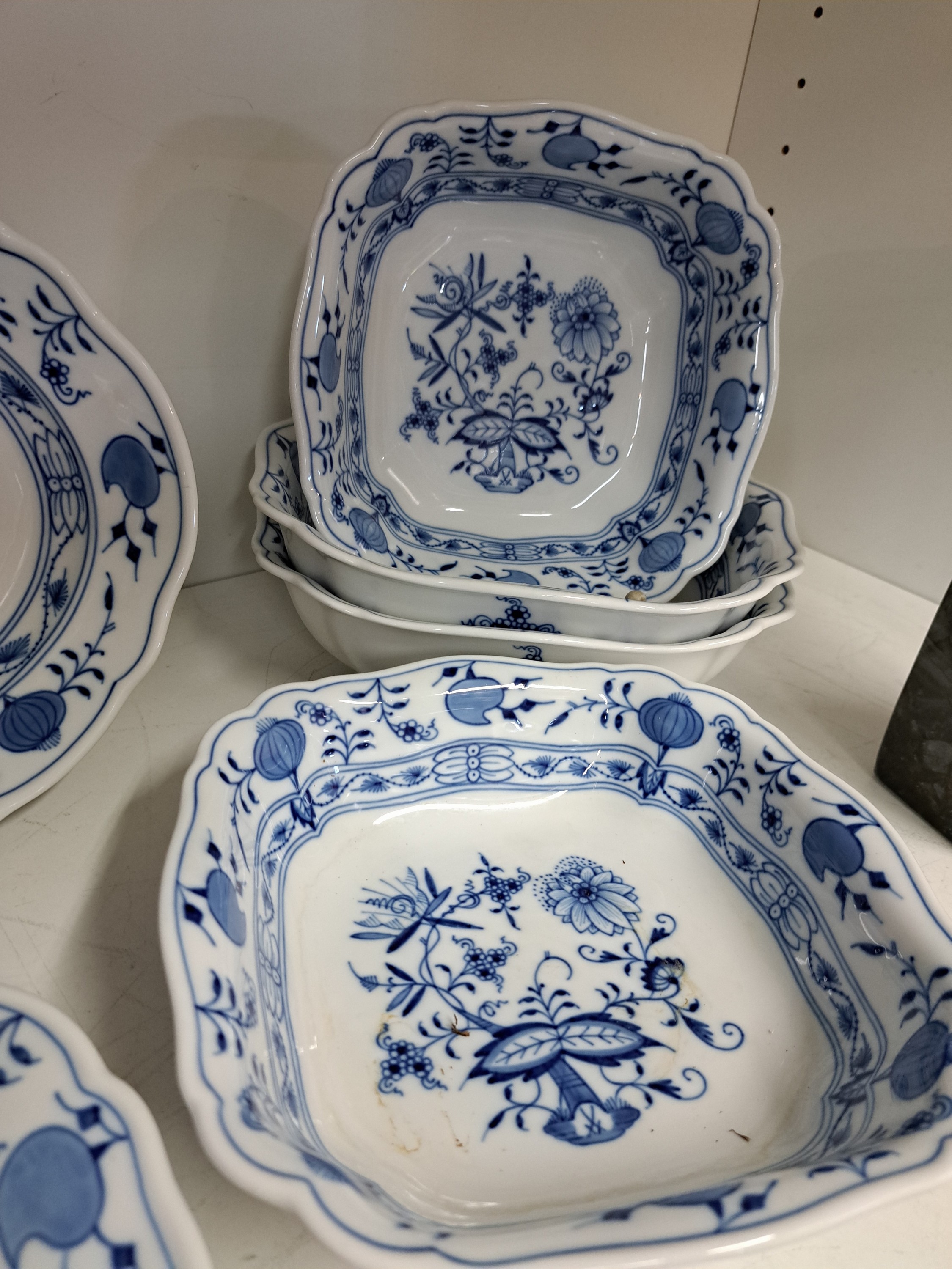 Detail b: Speiseservice, Meissen, 20. Jh., 1. Wahl, 2 Teile 2. Wahl, blaues Zwiebelmuster unter der Glasur, 8 flache Teller 25cm, ein tiefer Teller, 4 versch. ...