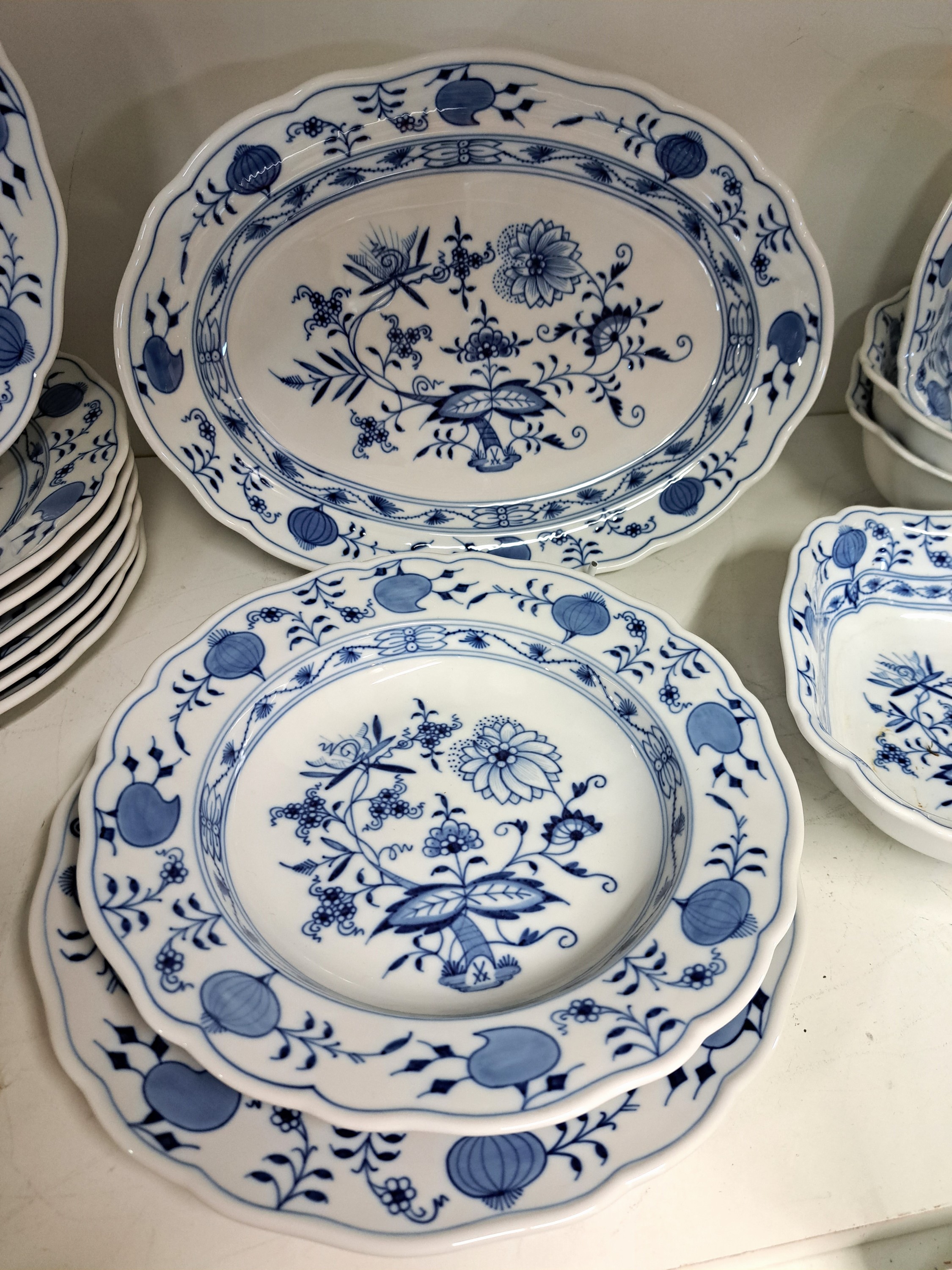 Detail c: Speiseservice, Meissen, 20. Jh., 1. Wahl, 2 Teile 2. Wahl, blaues Zwiebelmuster unter der Glasur, 8 flache Teller 25cm, ein tiefer Teller, 4 versch. ...