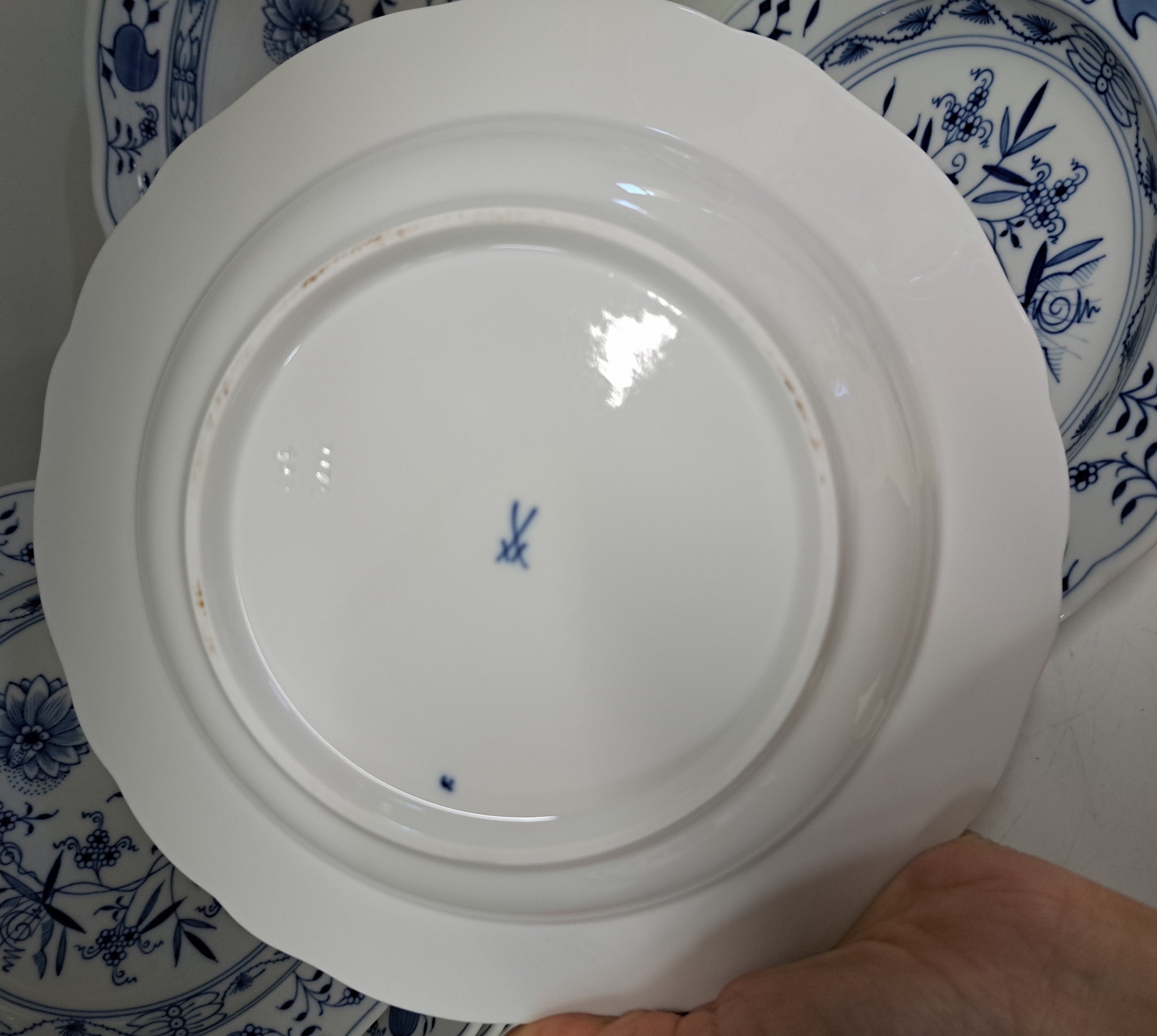 Detail d: Speiseservice, Meissen, 20. Jh., 1. Wahl, 2 Teile 2. Wahl, blaues Zwiebelmuster unter der Glasur, 8 flache Teller 25cm, ein tiefer Teller, 4 versch. ...