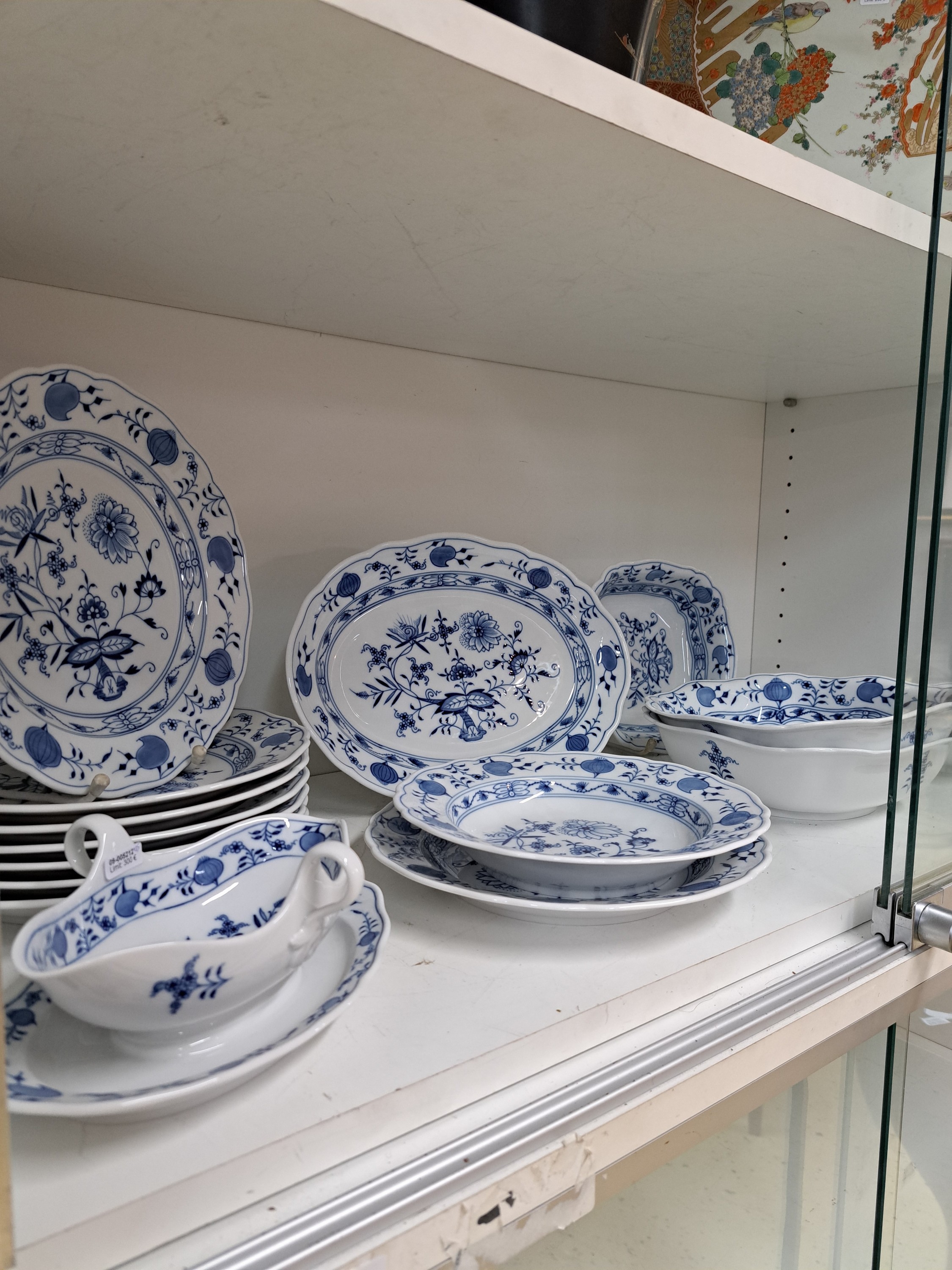 Detail e: Speiseservice, Meissen, 20. Jh., 1. Wahl, 2 Teile 2. Wahl, blaues Zwiebelmuster unter der Glasur, 8 flache Teller 25cm, ein tiefer Teller, 4 versch. ...