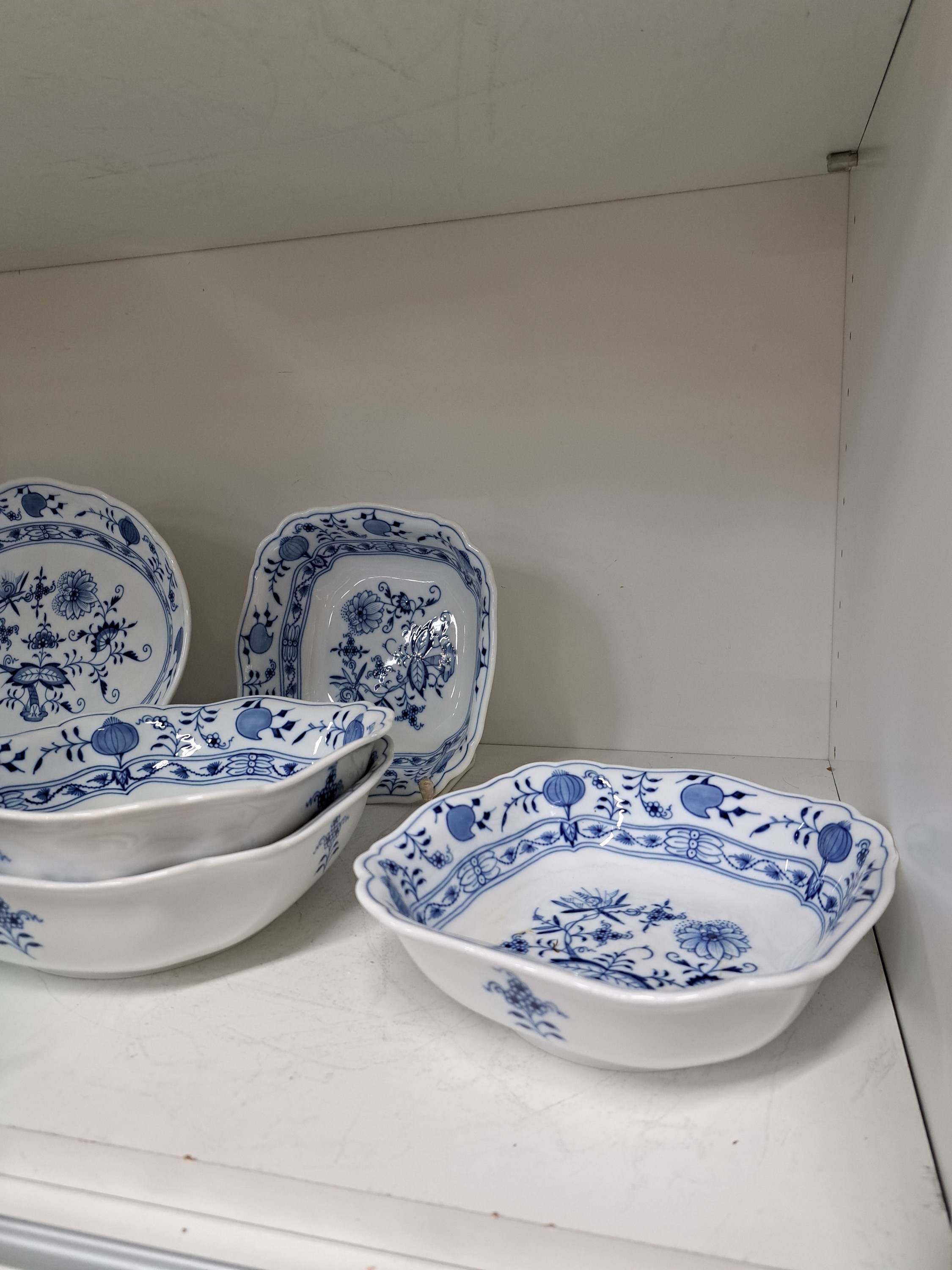 Detail f: Speiseservice, Meissen, 20. Jh., 1. Wahl, 2 Teile 2. Wahl, blaues Zwiebelmuster unter der Glasur, 8 flache Teller 25cm, ein tiefer Teller, 4 versch. ...