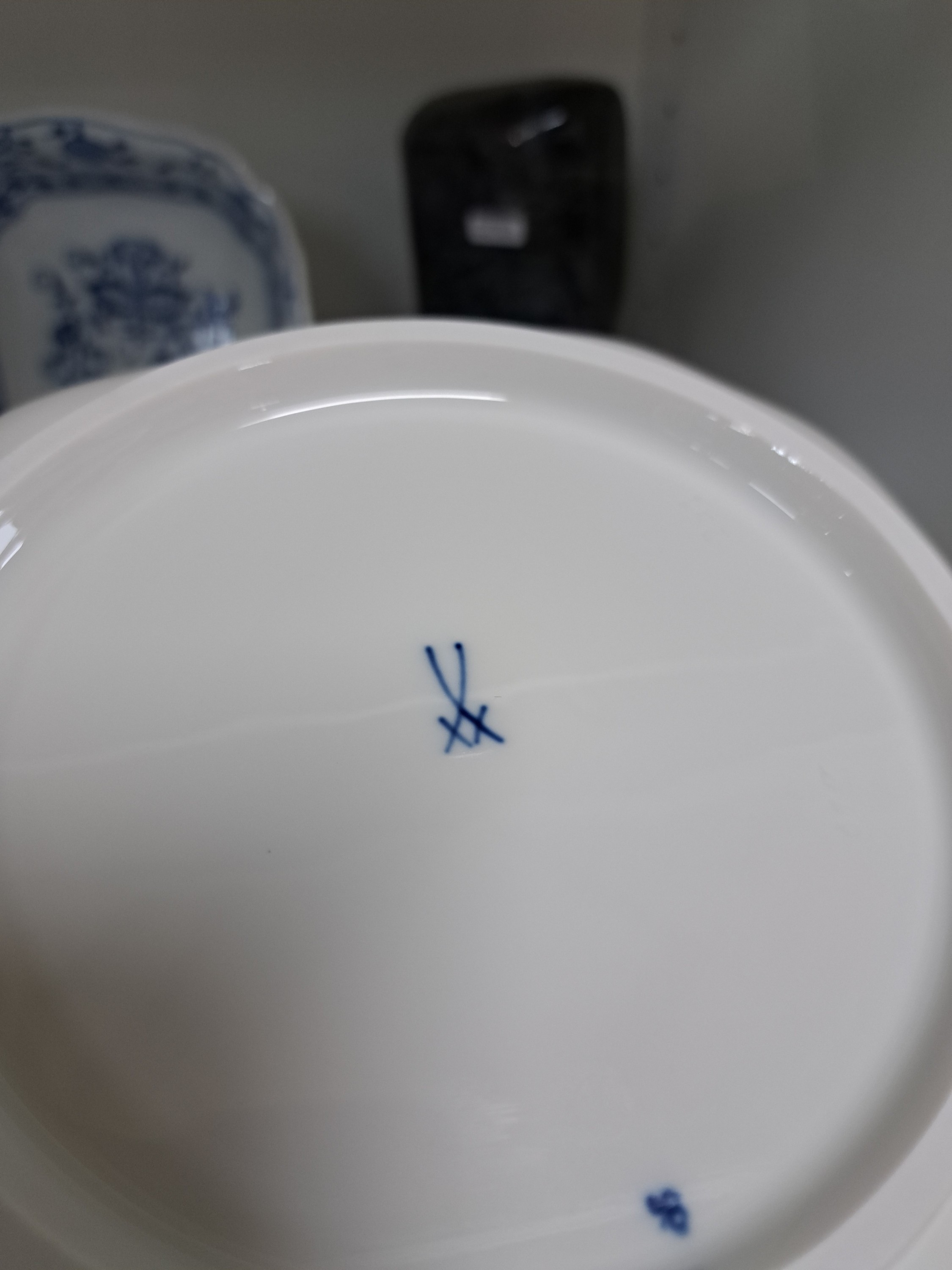 Detail g: Speiseservice, Meissen, 20. Jh., 1. Wahl, 2 Teile 2. Wahl, blaues Zwiebelmuster unter der Glasur, 8 flache Teller 25cm, ein tiefer Teller, 4 versch. ...