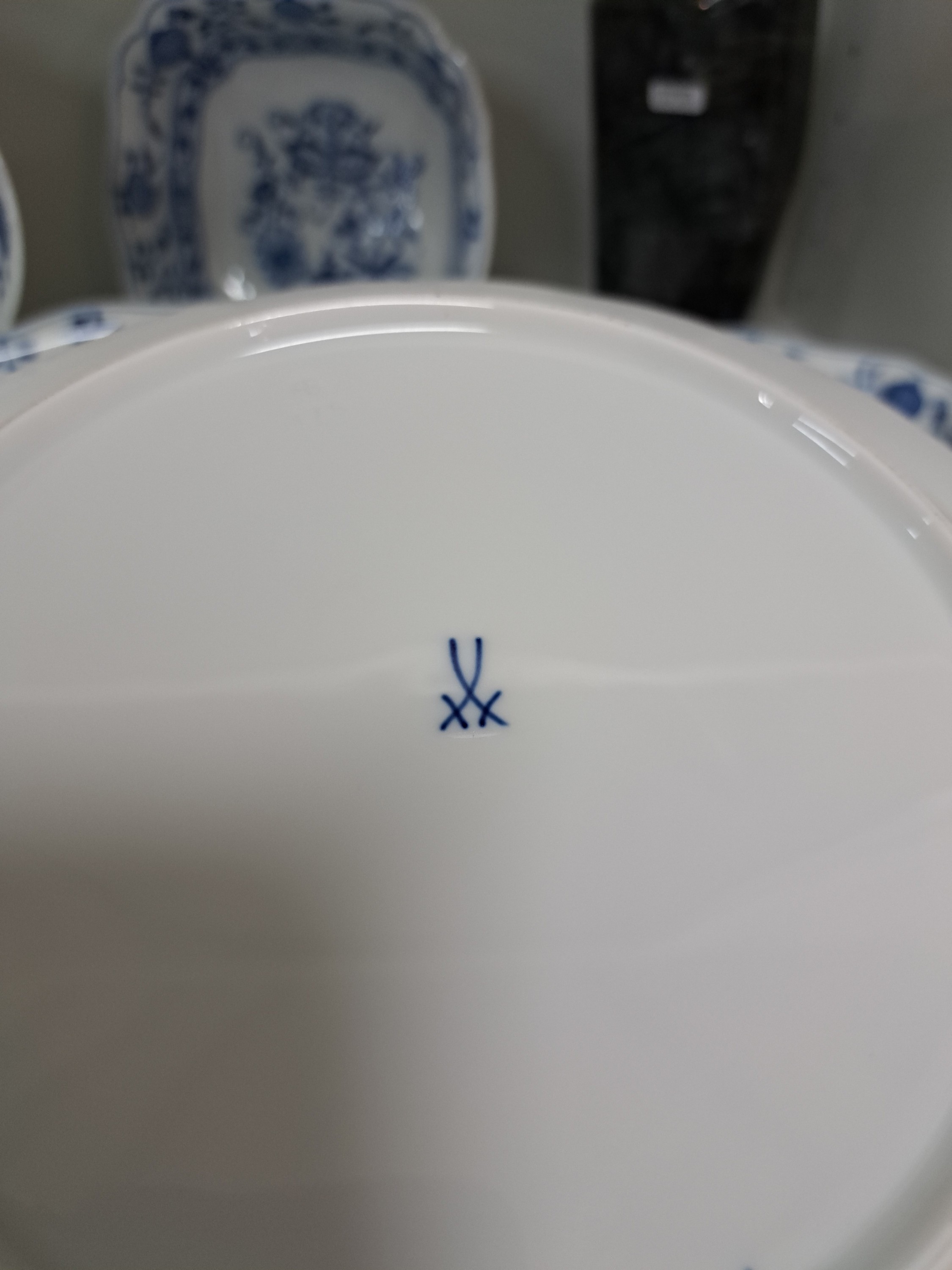 Detail h: Speiseservice, Meissen, 20. Jh., 1. Wahl, 2 Teile 2. Wahl, blaues Zwiebelmuster unter der Glasur, 8 flache Teller 25cm, ein tiefer Teller, 4 versch. ...