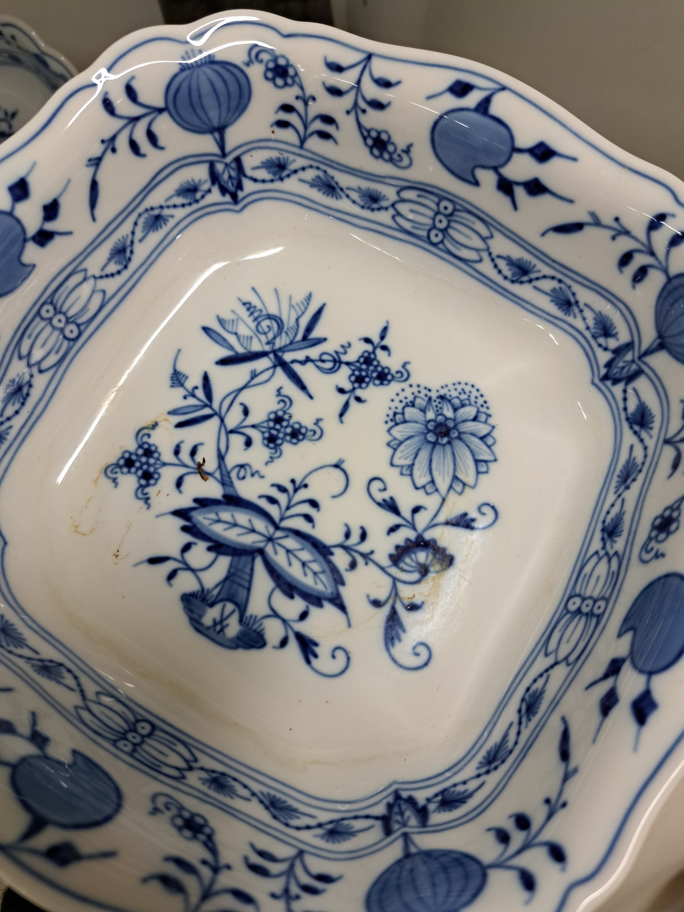 Detail i: Speiseservice, Meissen, 20. Jh., 1. Wahl, 2 Teile 2. Wahl, blaues Zwiebelmuster unter der Glasur, 8 flache Teller 25cm, ein tiefer Teller, 4 versch. ...