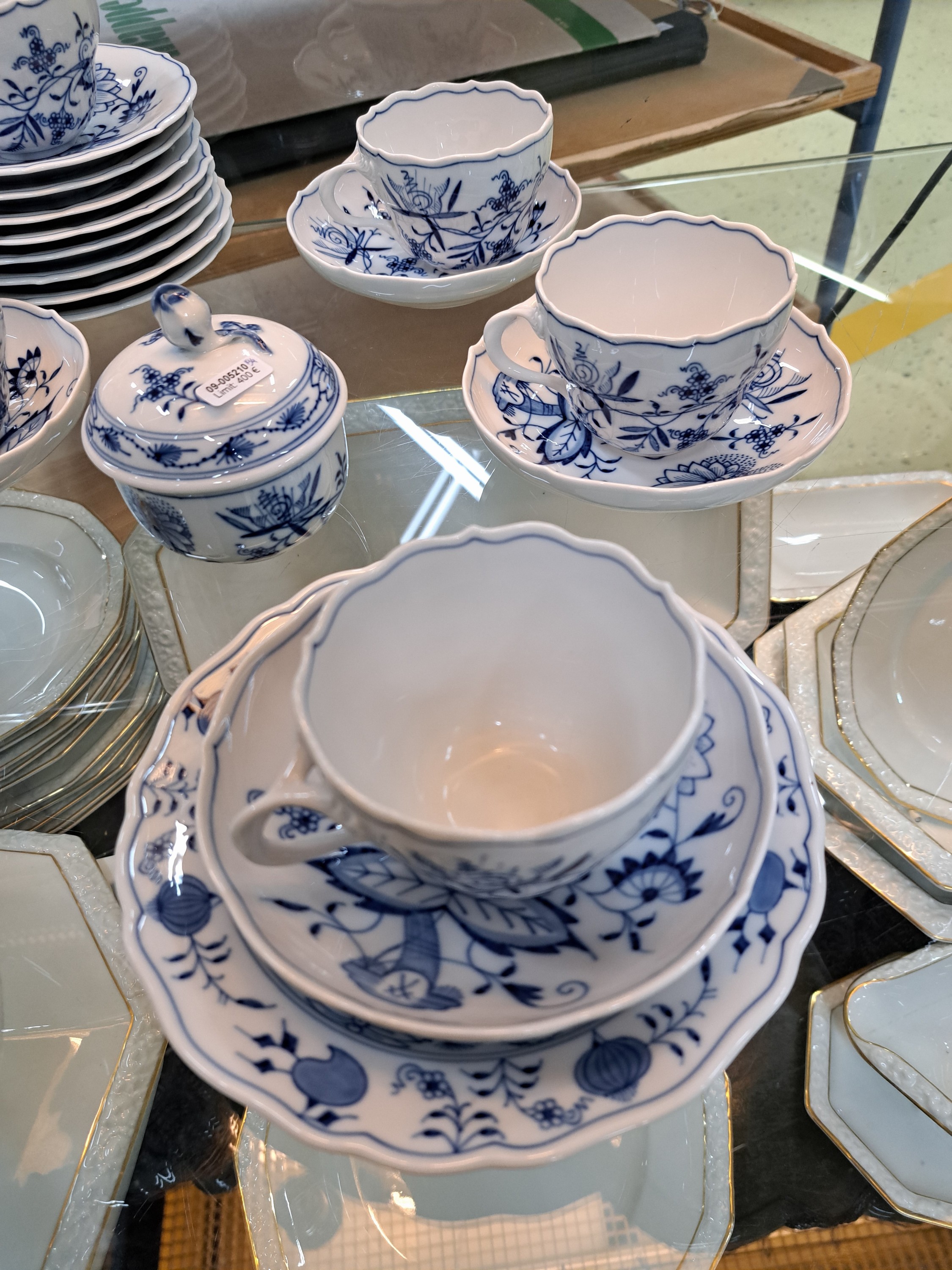Detail a: Kaffeeservice für acht Personen, Meissen, 20. Jh., 1. Wahl, blaues Zwiebelmuster unter der Glasur, acht Tassen mit 7 Untertassen, acht Kuchenteller, ...
