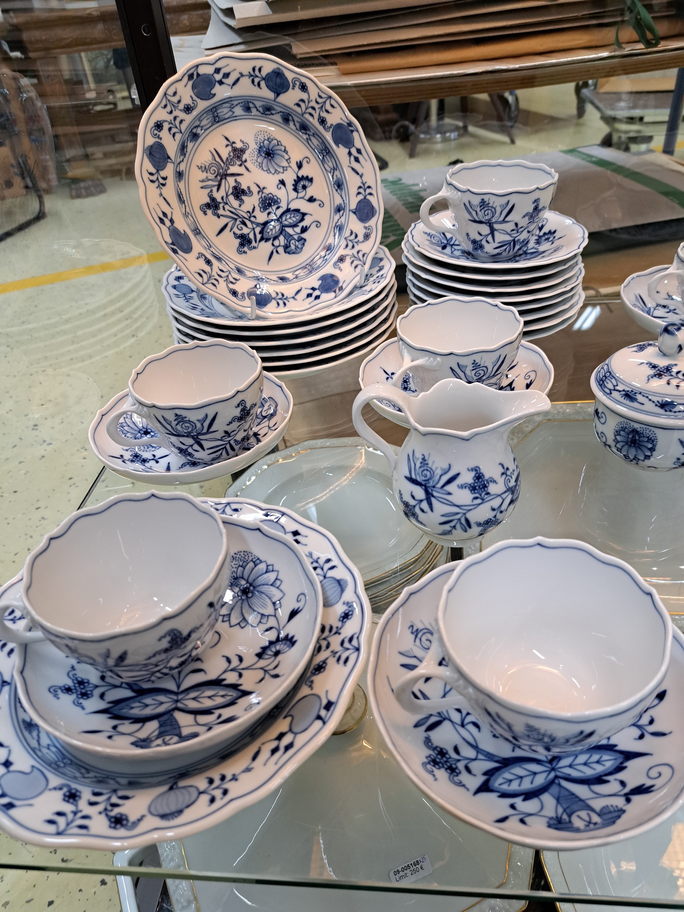 Detail b: Kaffeeservice für acht Personen, Meissen, 20. Jh., 1. Wahl, blaues Zwiebelmuster unter der Glasur, acht Tassen mit 7 Untertassen, acht Kuchenteller, ...