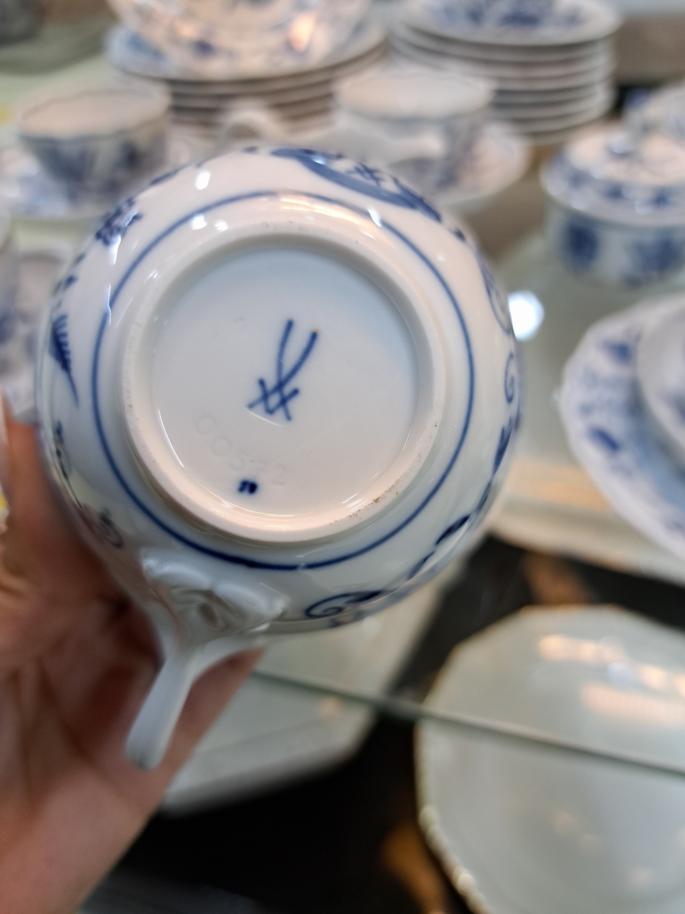 Detail c: Kaffeeservice für acht Personen, Meissen, 20. Jh., 1. Wahl, blaues Zwiebelmuster unter der Glasur, acht Tassen mit 7 Untertassen, acht Kuchenteller, ...