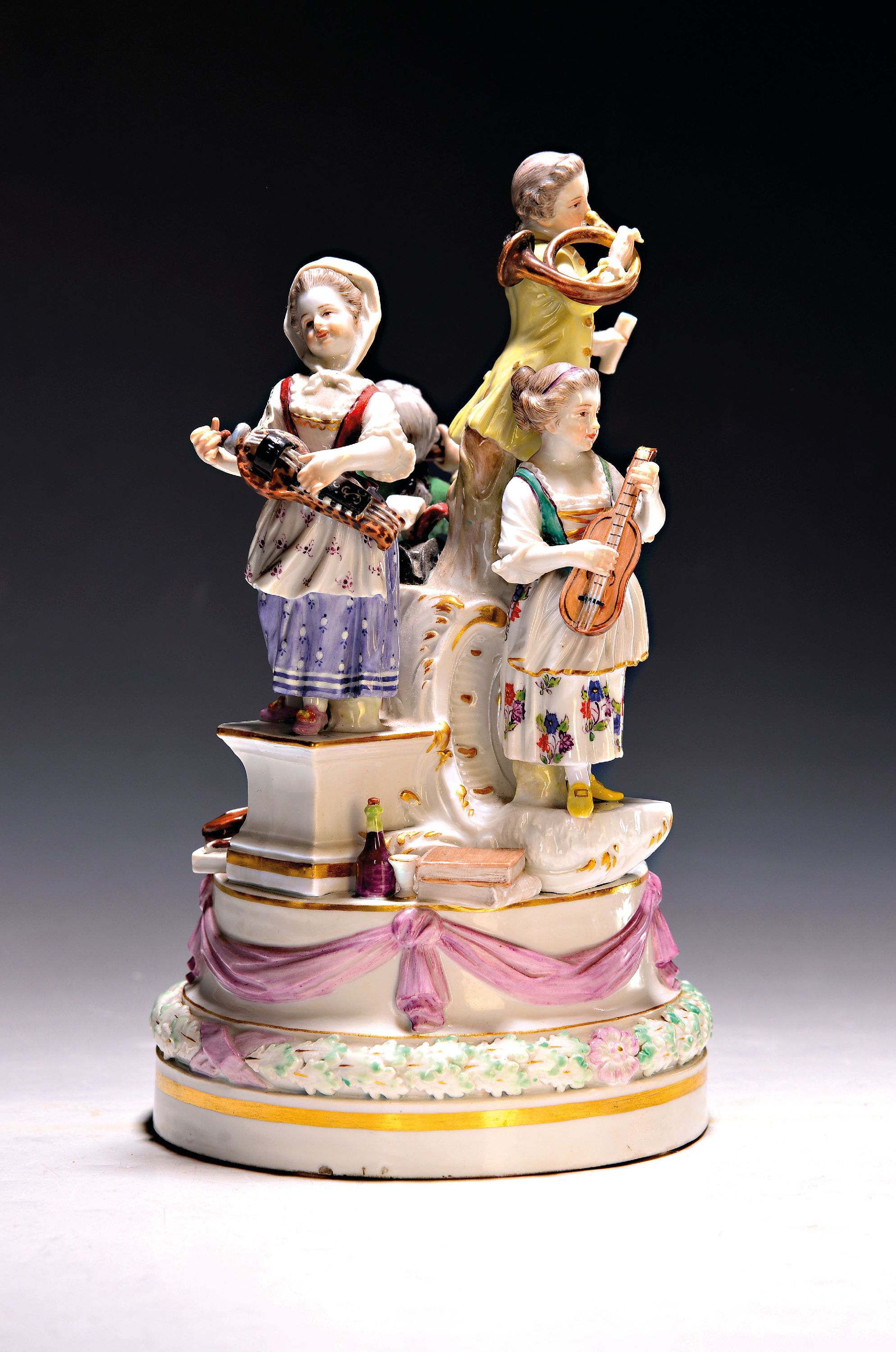 Detail a: Grosse Porzellangruppe, Meissen, 19.Jh., vierfigurige Gärtnergruppe, Kinder beim Musizieren, Modellnr. B 60x, Entw. J.J. Kaendler um 1767, 1. Wahl, ...