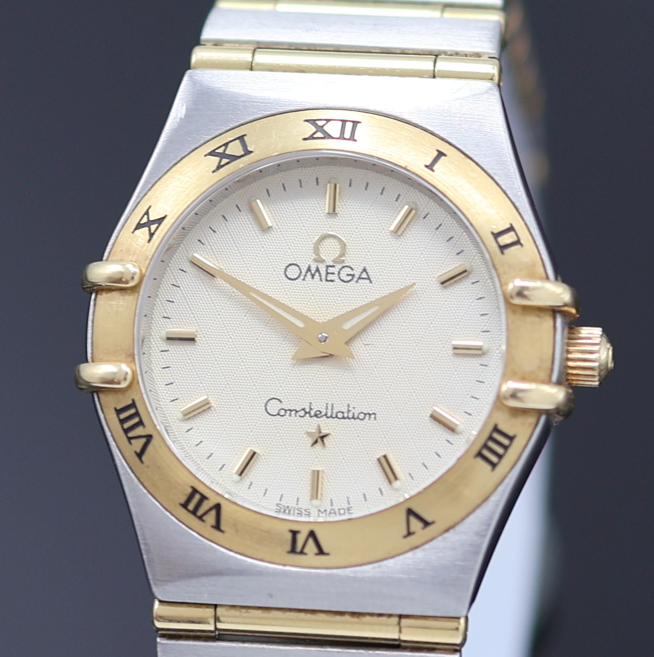 Detail a: OMEGA Constellation Damenarmbanduhr Referenz 795.1202, Schweiz um 1995, quarz, Edelstahl/Gold kombiniert inkl. Gliederband m. Faltschl., Boden m. ...
