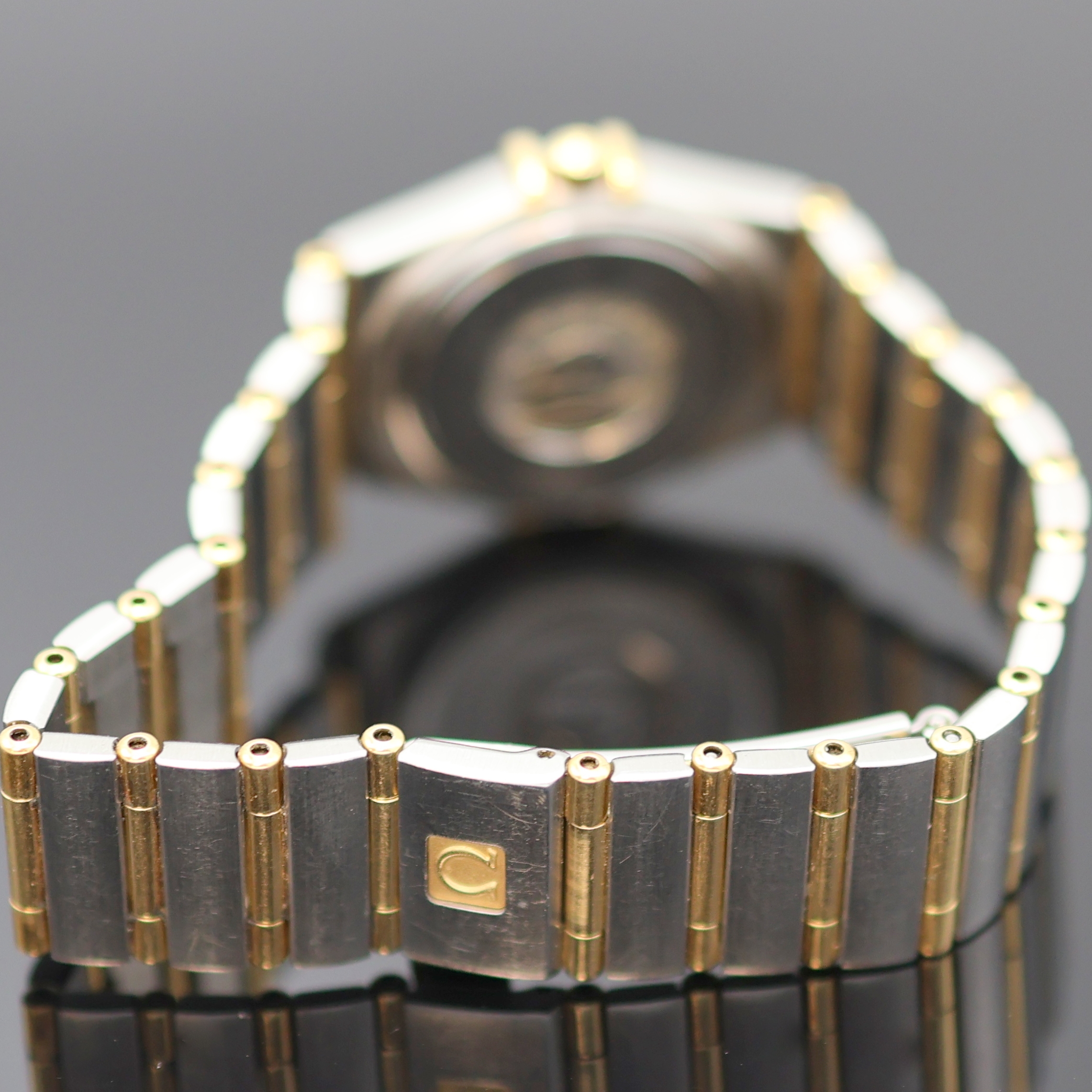 Detail b: OMEGA Constellation Damenarmbanduhr Referenz 795.1202, Schweiz um 1995, quarz, Edelstahl/Gold kombiniert inkl. Gliederband m. Faltschl., Boden m. ...