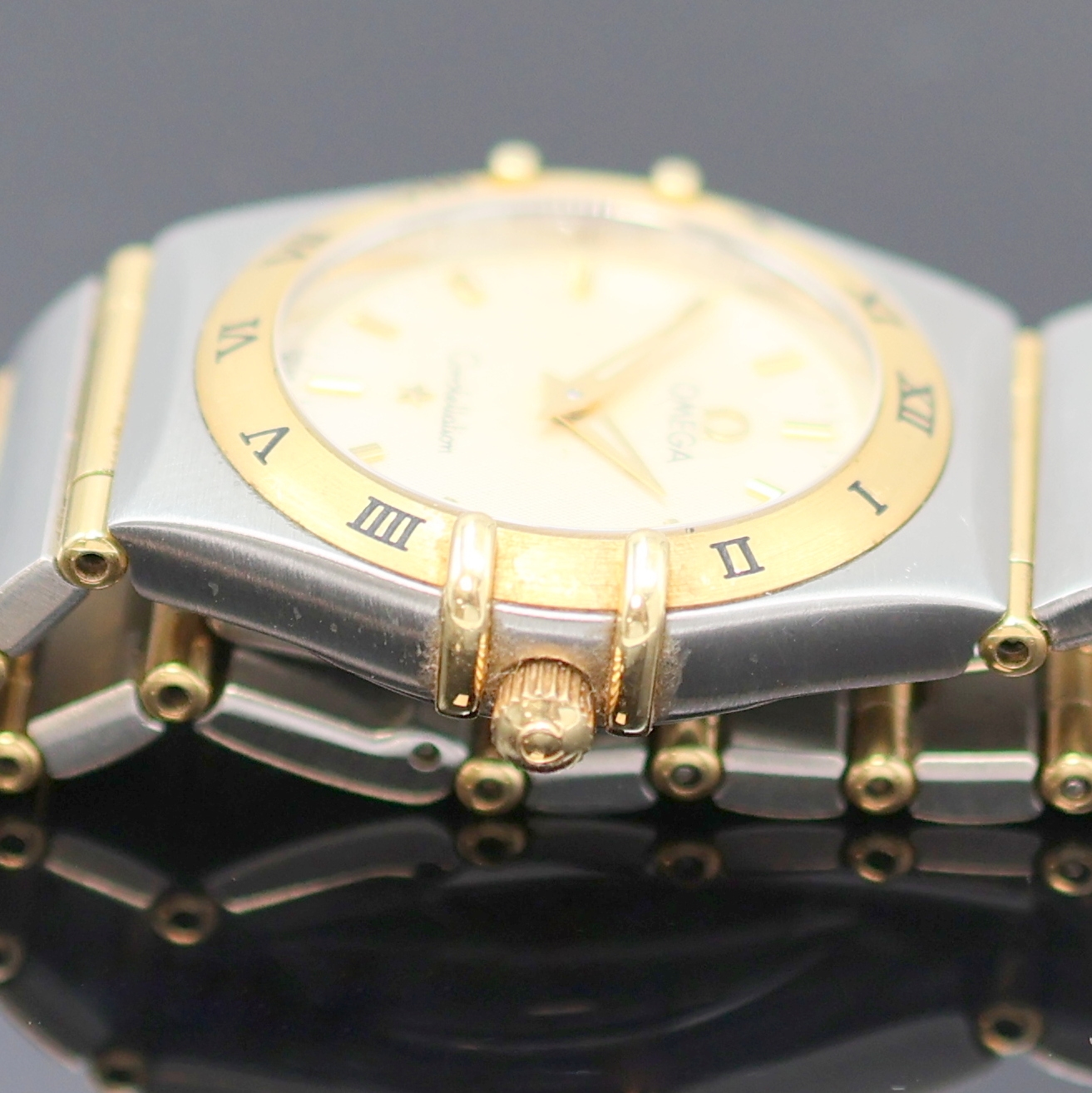 Detail c: OMEGA Constellation Damenarmbanduhr Referenz 795.1202, Schweiz um 1995, quarz, Edelstahl/Gold kombiniert inkl. Gliederband m. Faltschl., Boden m. ...