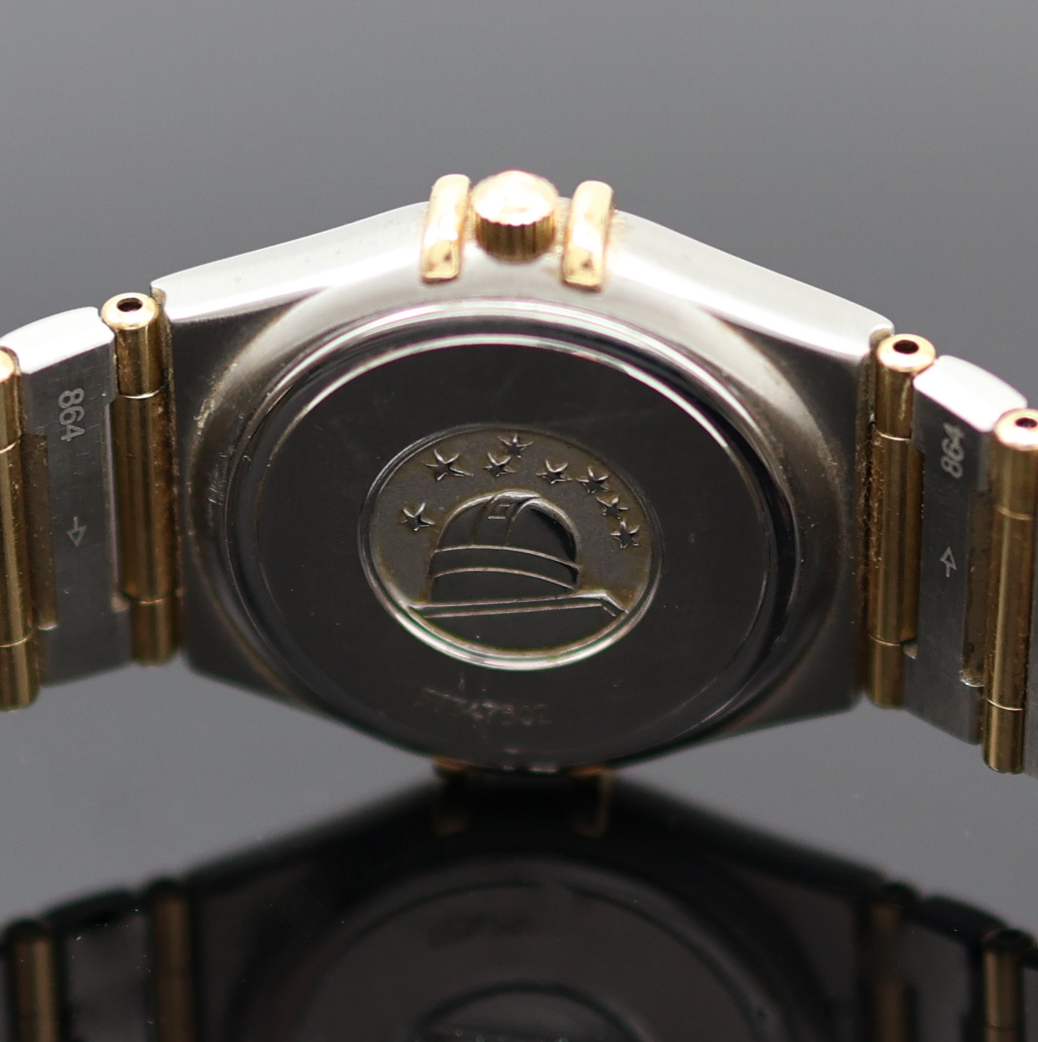 Detail d: OMEGA Constellation Damenarmbanduhr Referenz 795.1202, Schweiz um 1995, quarz, Edelstahl/Gold kombiniert inkl. Gliederband m. Faltschl., Boden m. ...