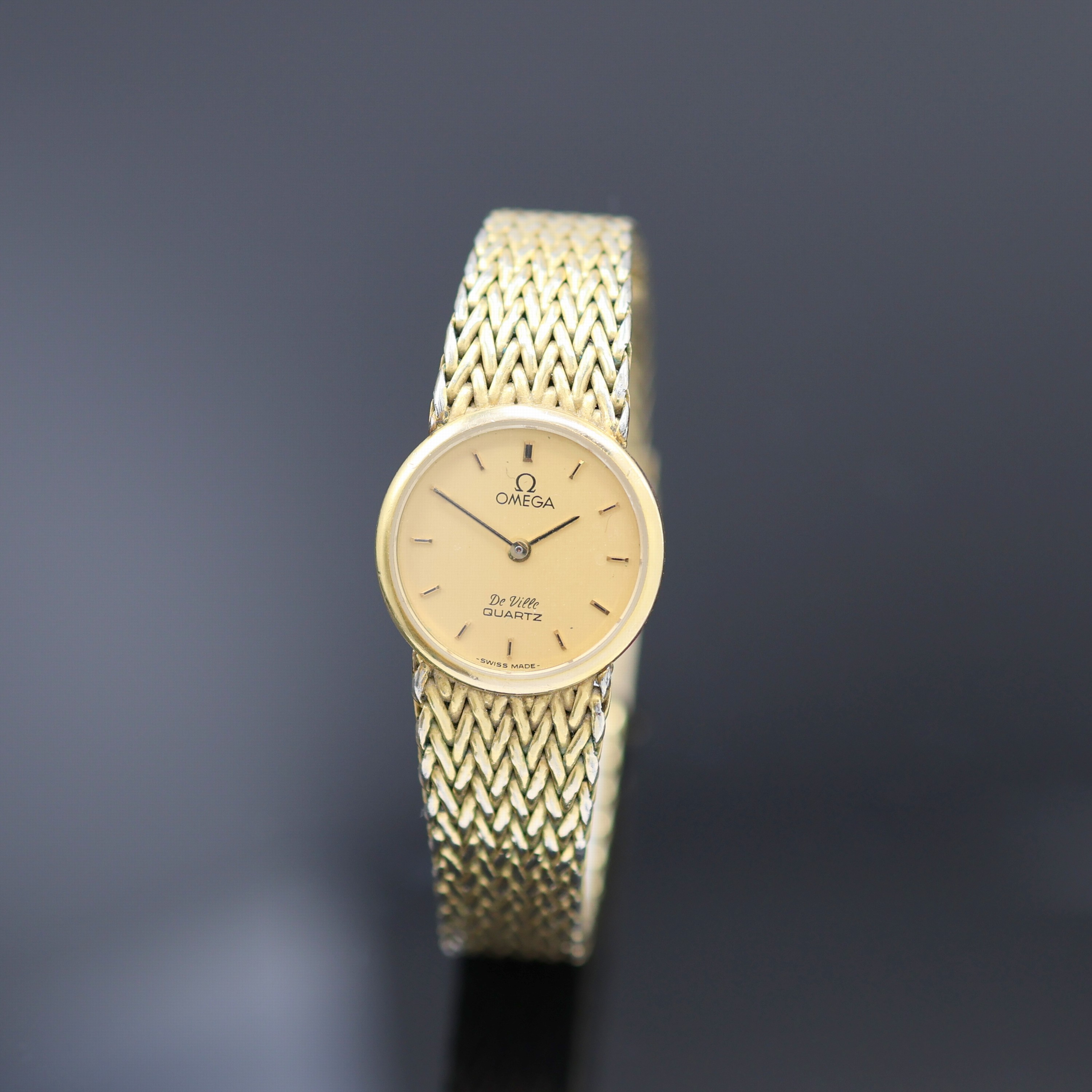OMEGA De Ville vergoldete Damenarmbanduhr Referenz 591.148/791.832, Schweiz um 1975, quarz, Boden aufgedr., orig. verg. Band, goldfarb. Zifferbl. m. ...