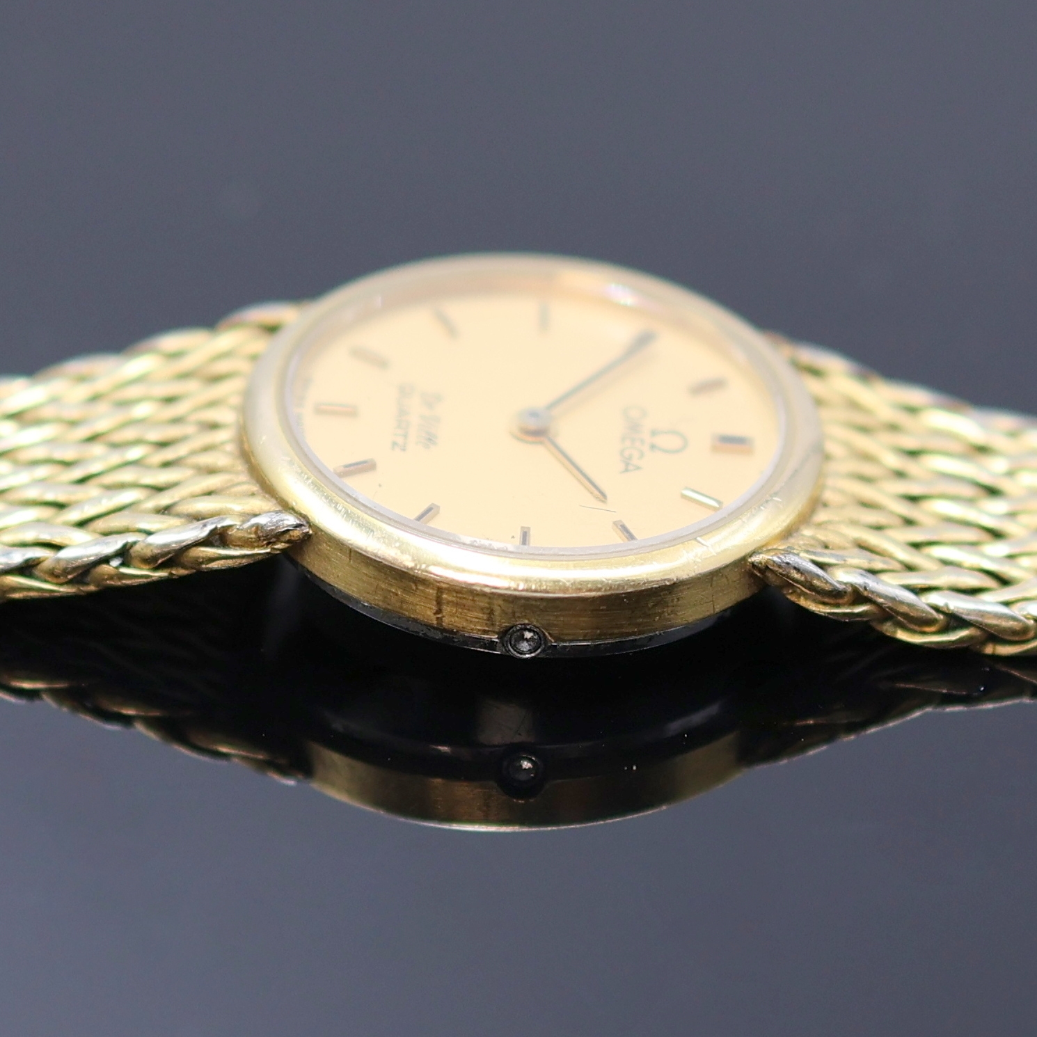 Detail b: OMEGA De Ville vergoldete Damenarmbanduhr Referenz 591.148/791.832, Schweiz um 1975, quarz, Boden aufgedr., orig. verg. Band, goldfarb. Zifferbl. m. ...