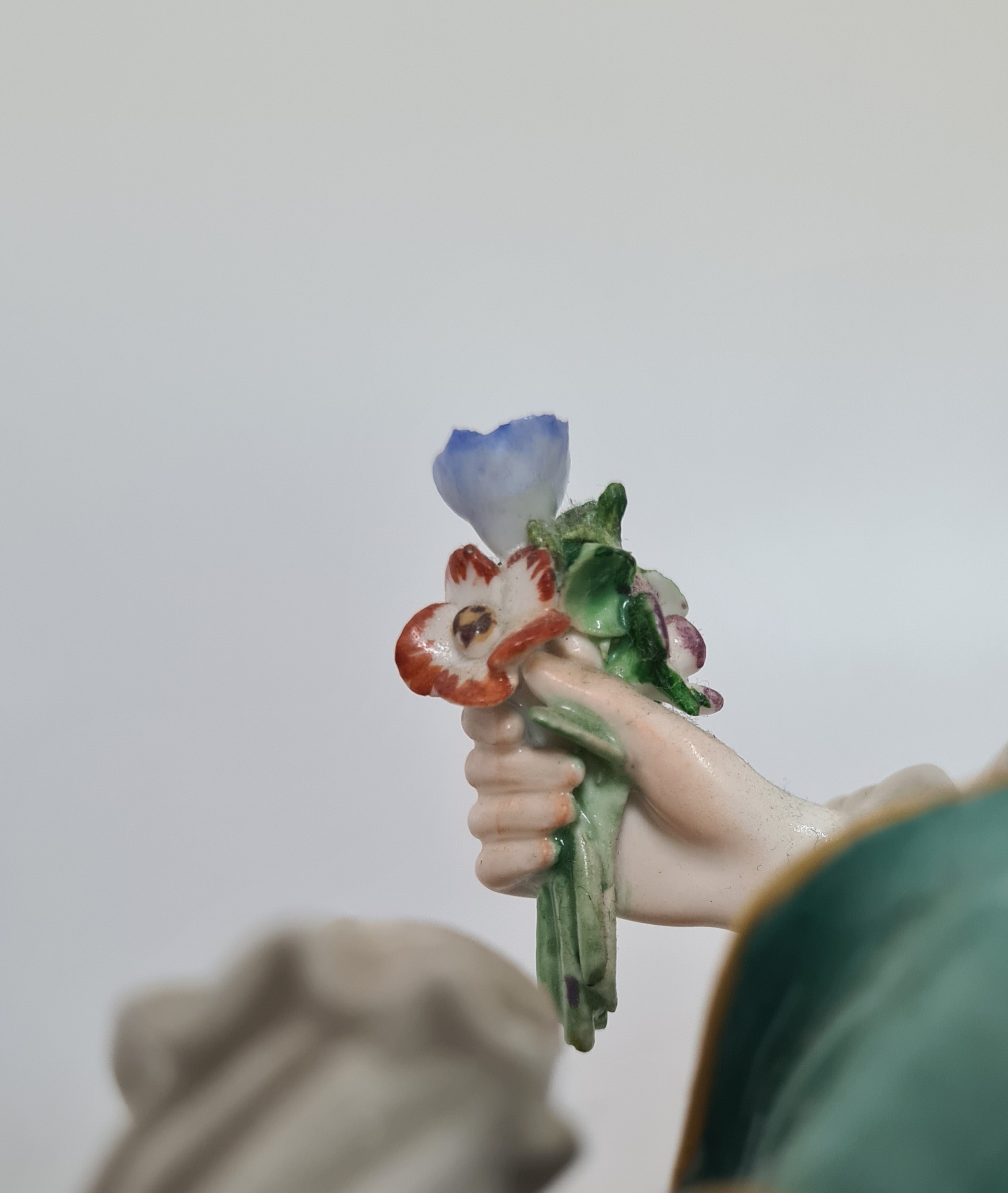 Detail a: Porzellanfigurenpaar, Meissen, um 1870/80, Gärtnerin mit Blumenkorb und Gärtnerjunge mit Kanne und Spaten, 1. Wahl, H. 19.5/20cm, Entw. Michael ...