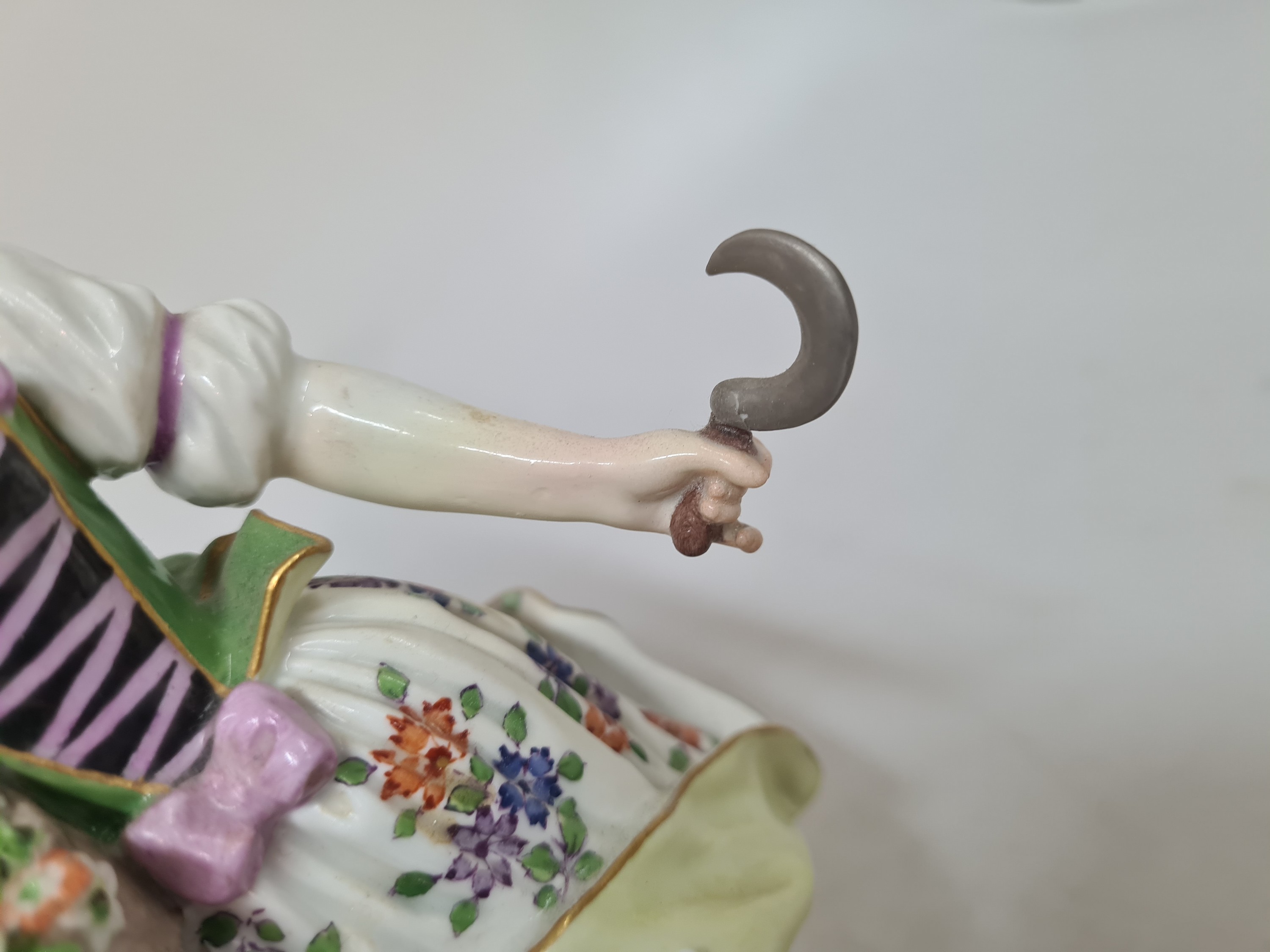 Detail b: Porzellanfigurenpaar, Meissen, um 1870/80, Gärtnerin mit Blumenkorb und Gärtnerjunge mit Kanne und Spaten, 1. Wahl, H. 19.5/20cm, Entw. Michael ...