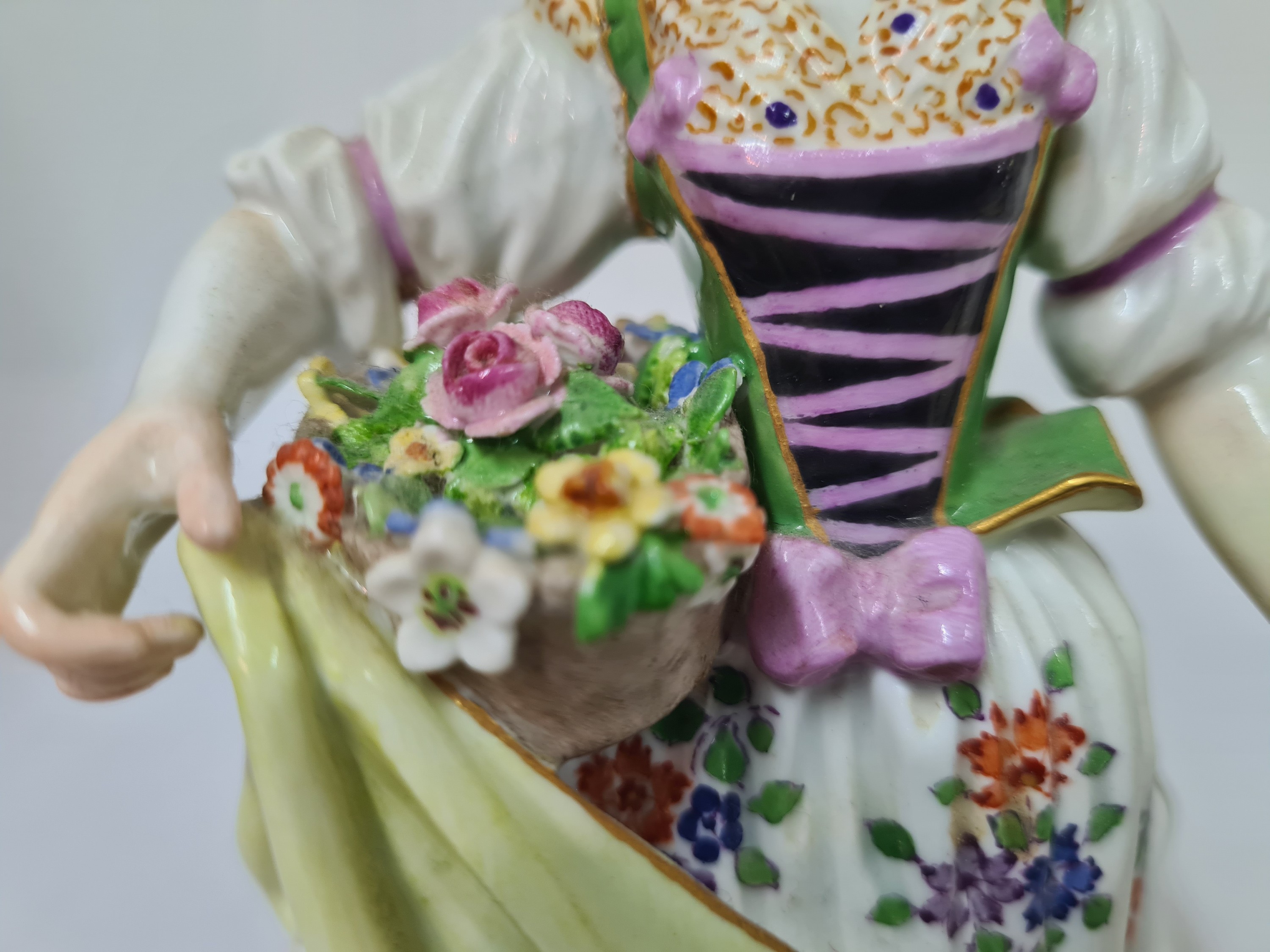 Detail c: Porzellanfigurenpaar, Meissen, um 1870/80, Gärtnerin mit Blumenkorb und Gärtnerjunge mit Kanne und Spaten, 1. Wahl, H. 19.5/20cm, Entw. Michael ...