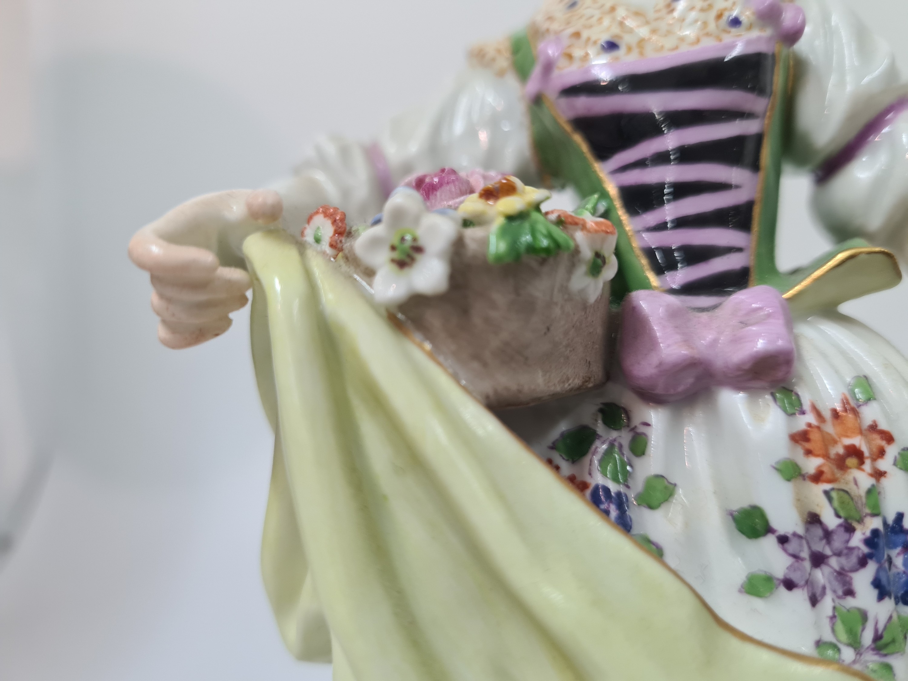 Detail d: Porzellanfigurenpaar, Meissen, um 1870/80, Gärtnerin mit Blumenkorb und Gärtnerjunge mit Kanne und Spaten, 1. Wahl, H. 19.5/20cm, Entw. Michael ...