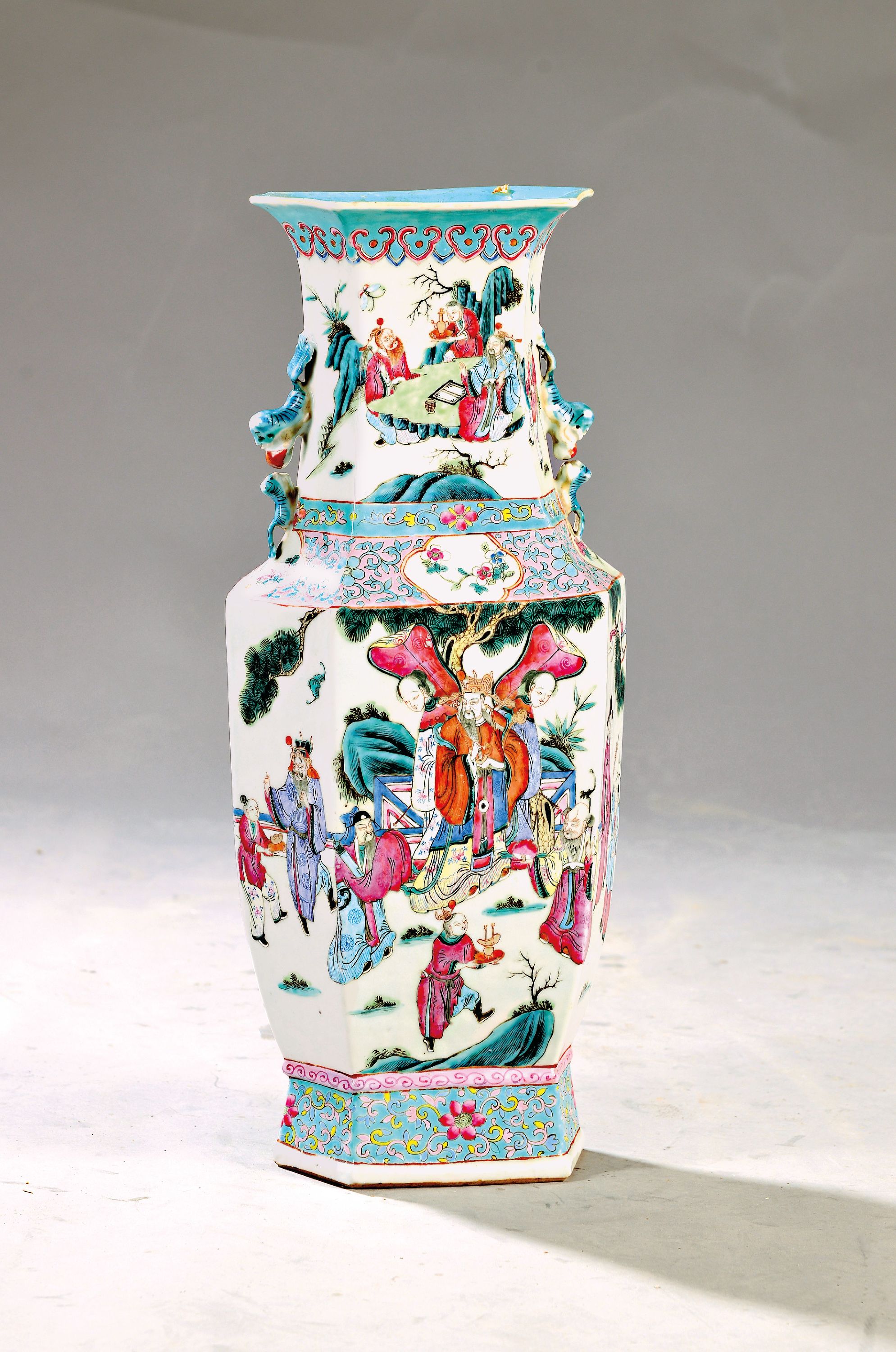 Image 26979504 - Große Vase, China, um 1900, Porzellan, reich bunt bemalt mit höfischen Gartenszenen, ...