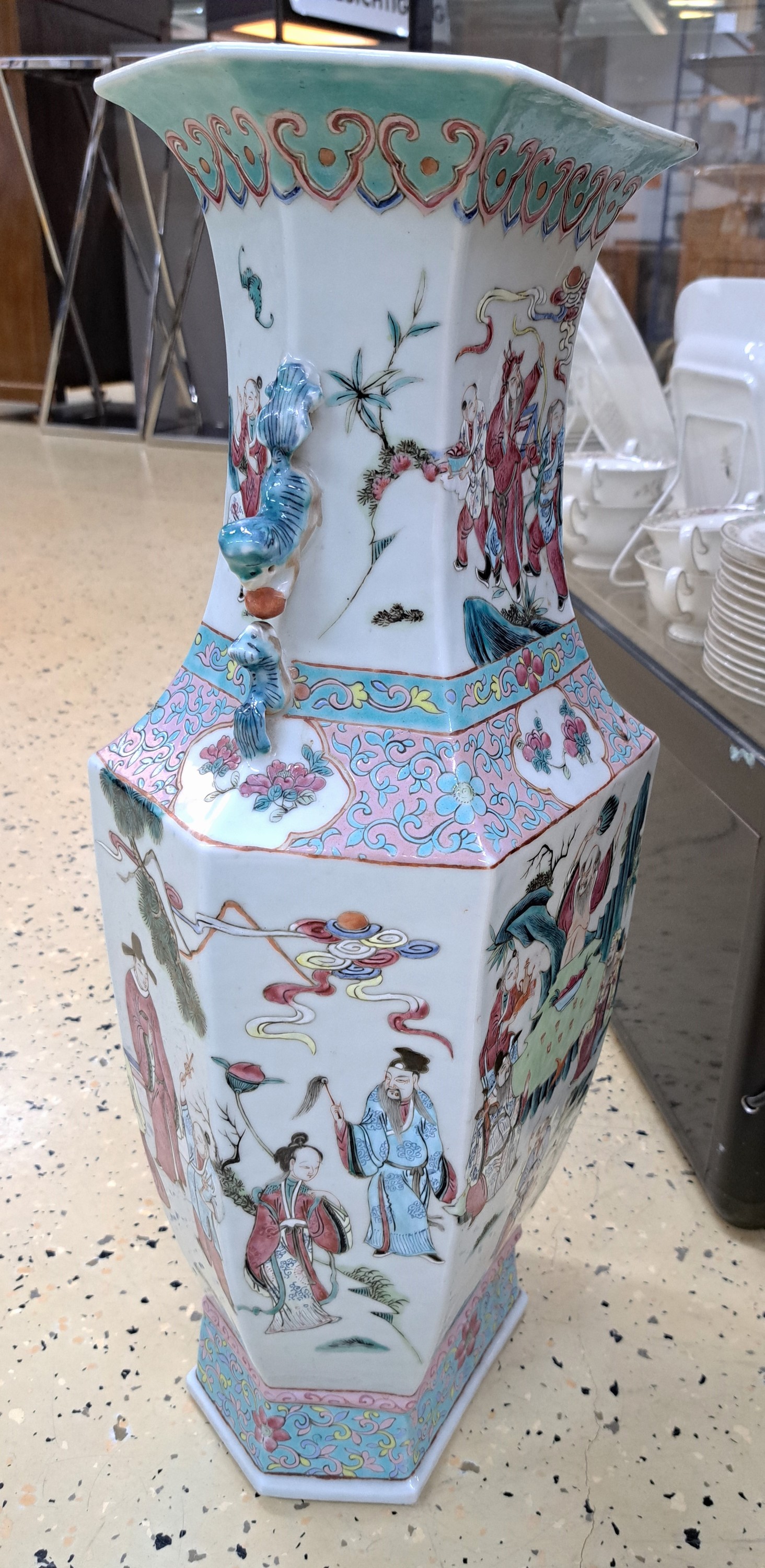 Detail b: Große Vase, China, um 1900, Porzellan, reich bunt bemalt mit höfischen Gartenszenen, H. ca. 60cm