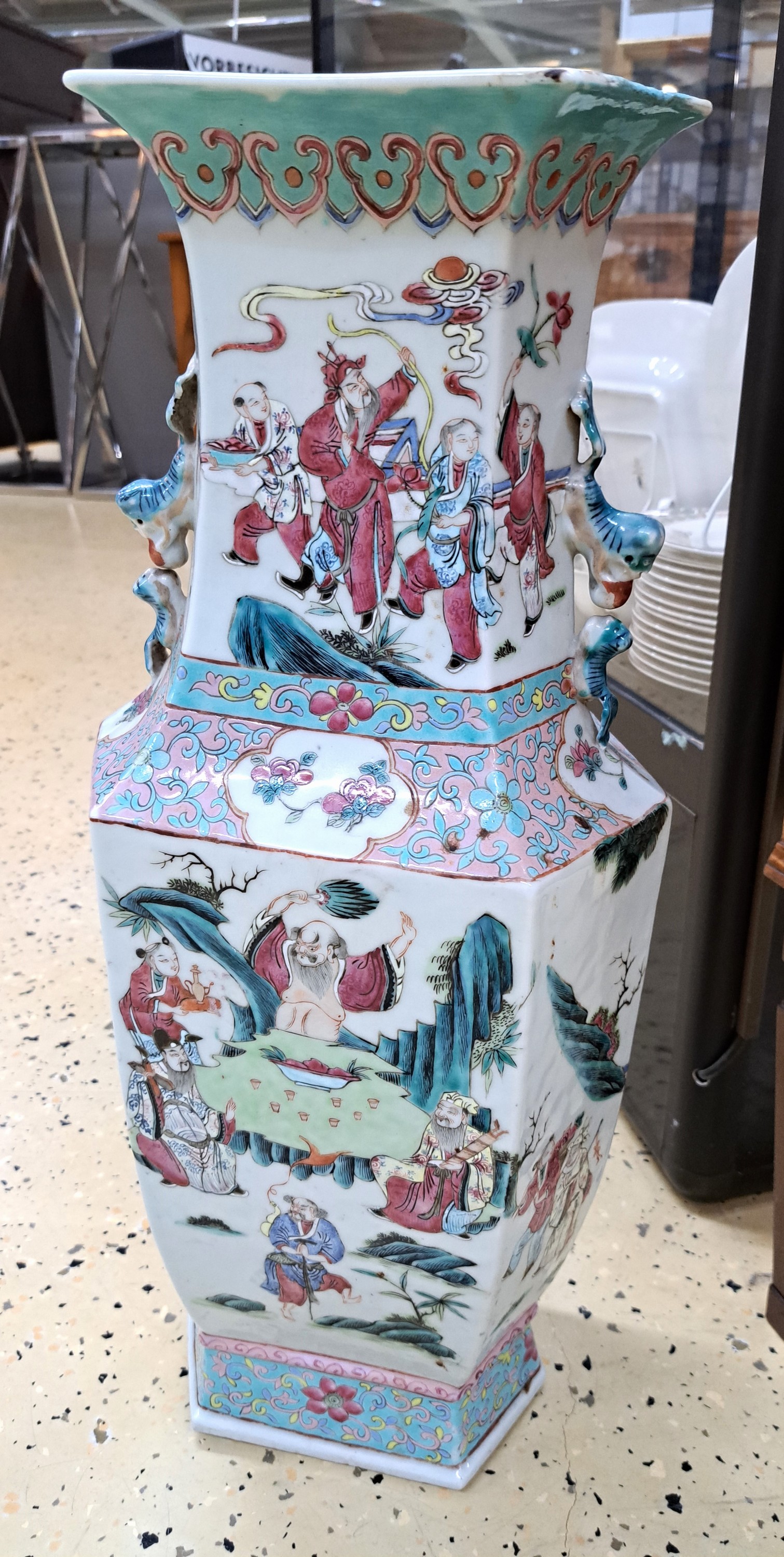 Detail c: Große Vase, China, um 1900, Porzellan, reich bunt bemalt mit höfischen Gartenszenen, H. ca. 60cm