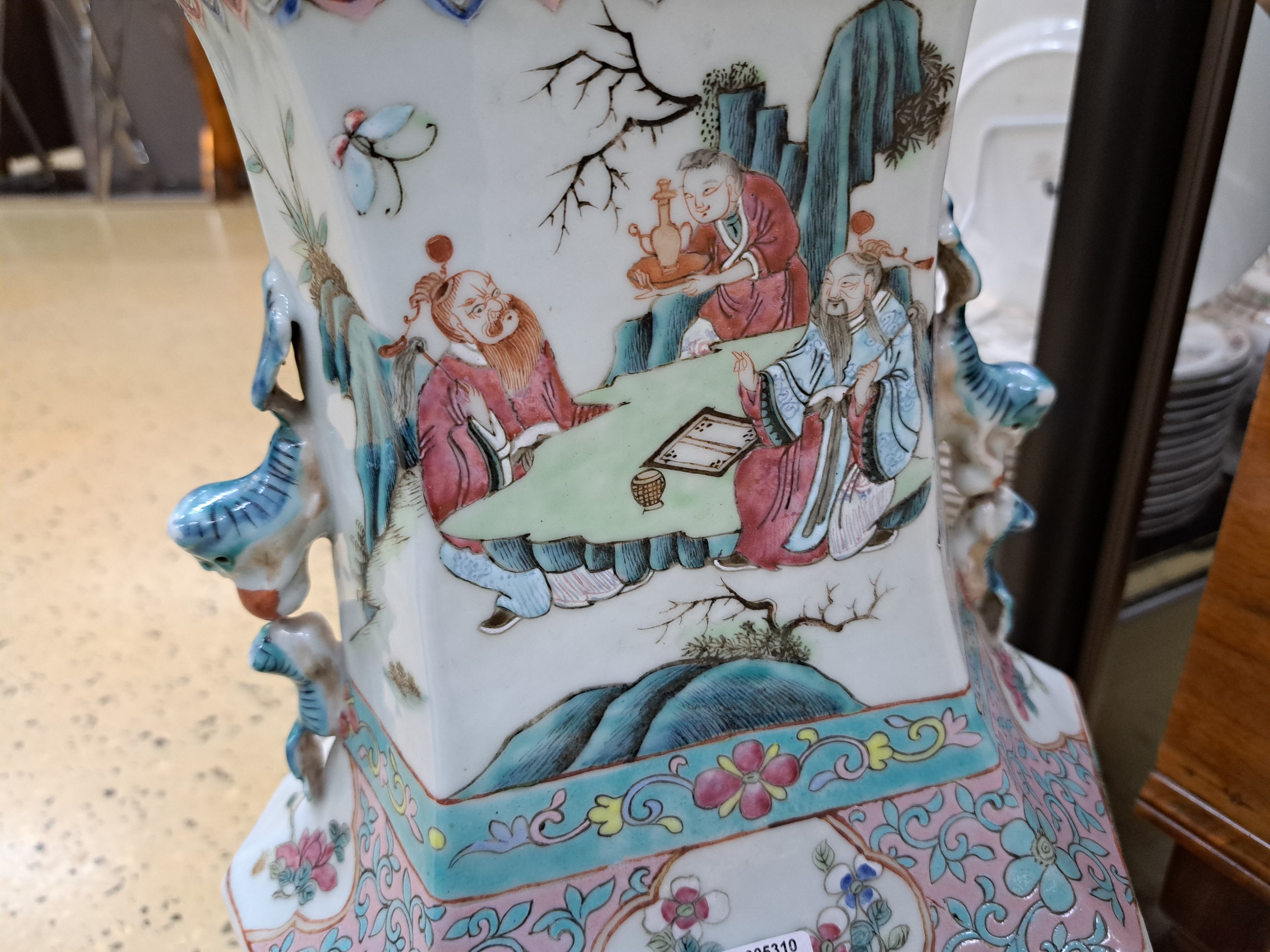 Detail e: Große Vase, China, um 1900, Porzellan, reich bunt bemalt mit höfischen Gartenszenen, H. ca. 60cm