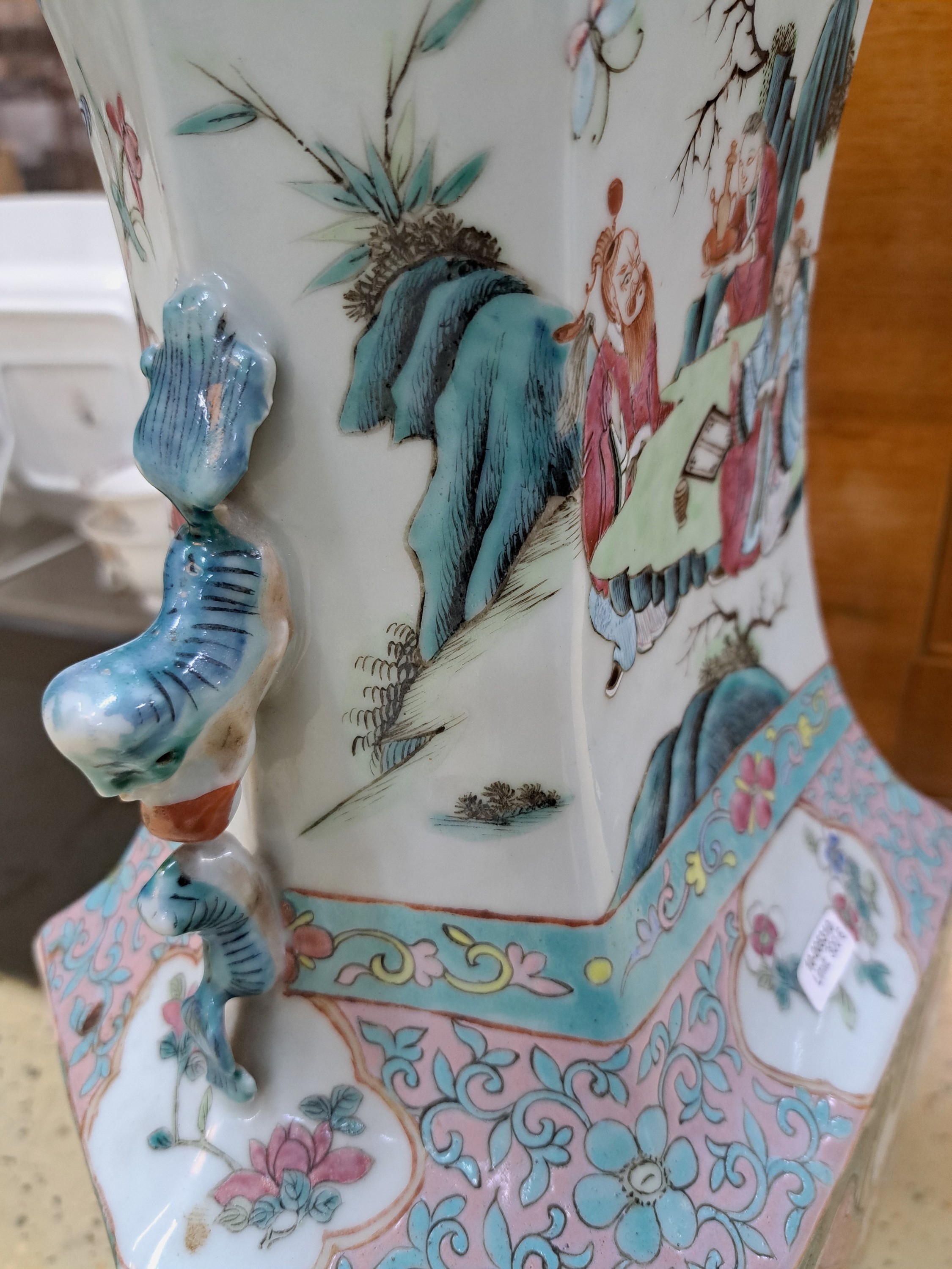 Detail f: Große Vase, China, um 1900, Porzellan, reich bunt bemalt mit höfischen Gartenszenen, H. ca. 60cm