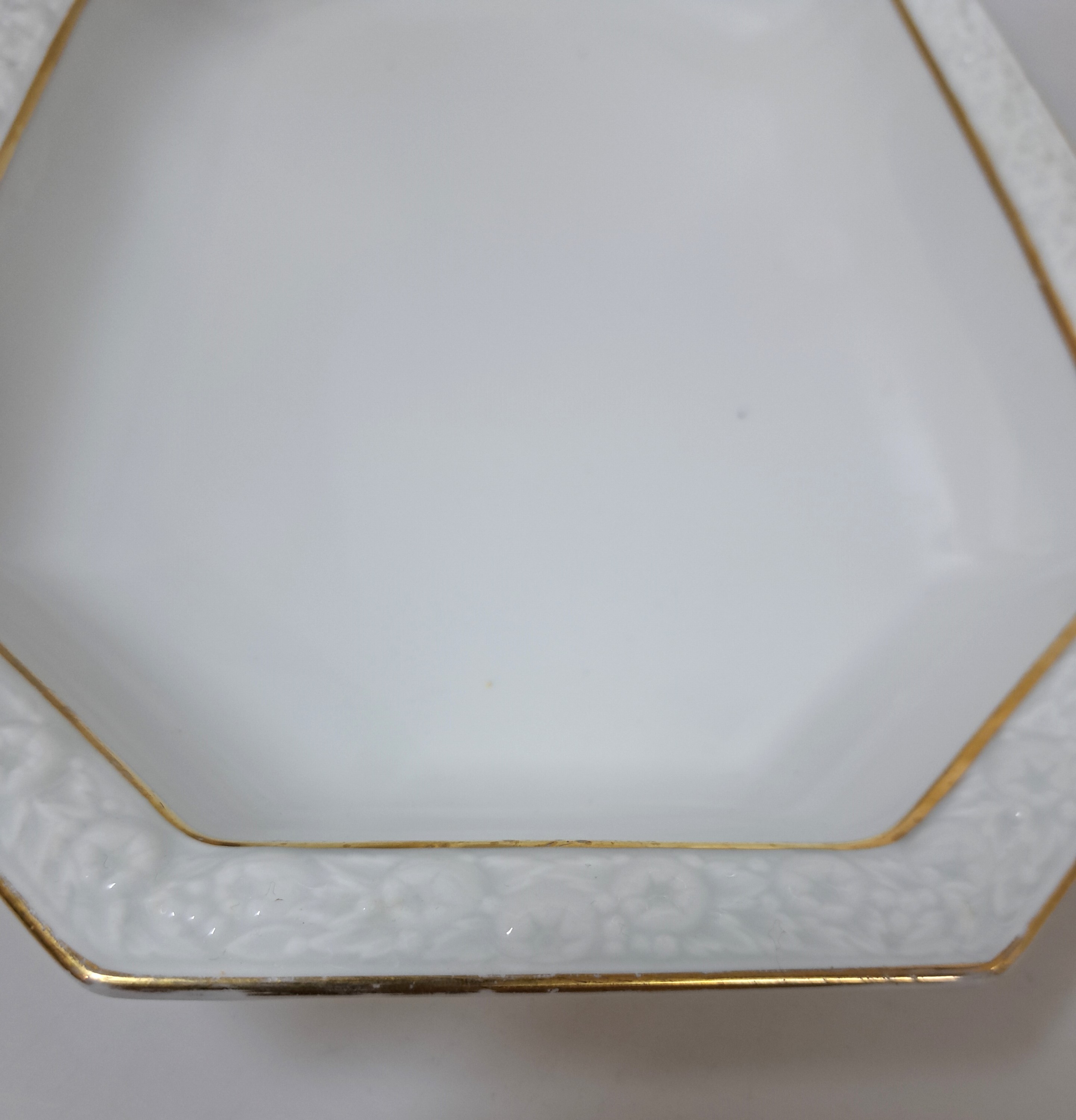 Detail b: Speiseservice für 6 Personen, Rosenthal, Form Maria, mit Goldrand, 6 Speisesteller, 6 Suppenteller, 4 Vorspeiseteller, 1x am Rand l. best., ...