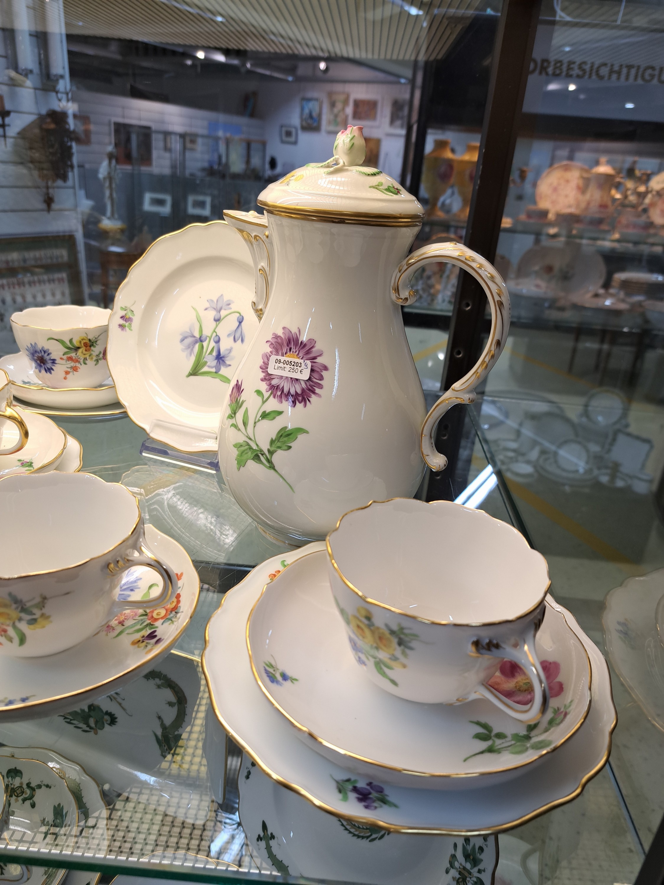 Detail a: Kaffeekanne und 4 Gedecke, Meissen, 20. Jh., 1. und 2. Wahl, Porzellan, Dekor Blume I, Goldrand, Gebr.-spuren