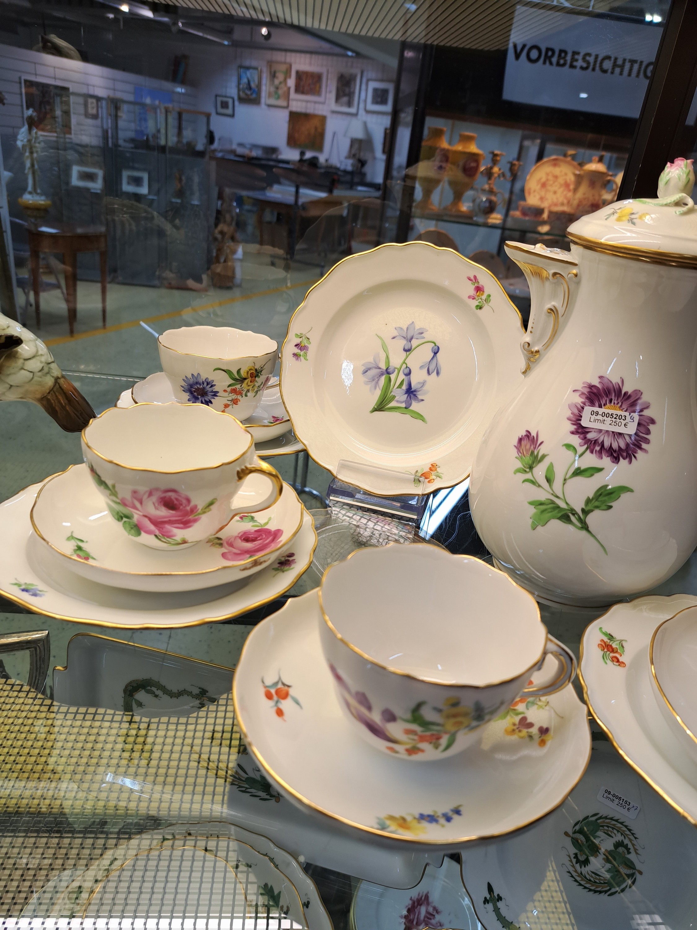 Detail b: Kaffeekanne und 4 Gedecke, Meissen, 20. Jh., 1. und 2. Wahl, Porzellan, Dekor Blume I, Goldrand, Gebr.-spuren