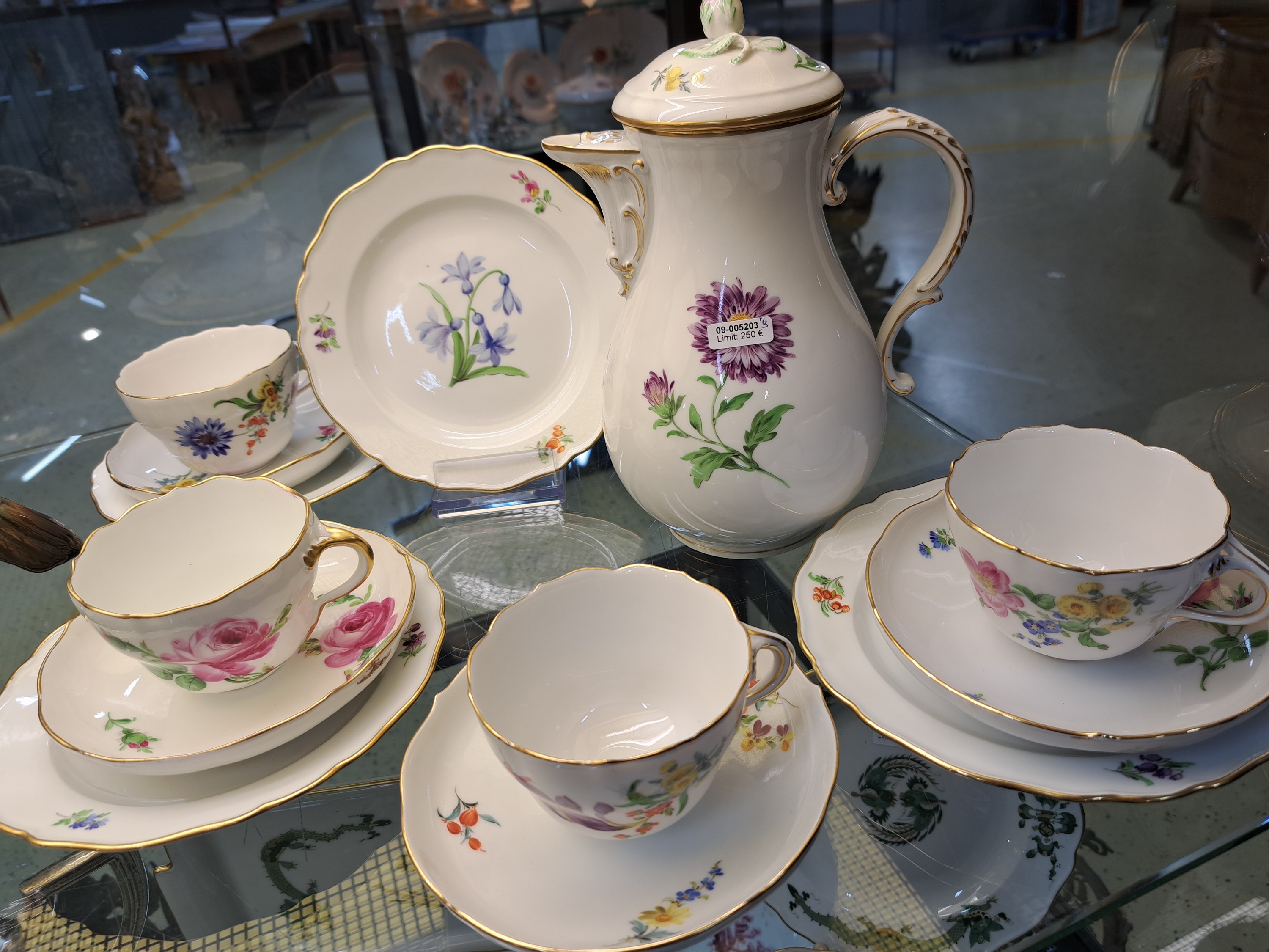 Detail c: Kaffeekanne und 4 Gedecke, Meissen, 20. Jh., 1. und 2. Wahl, Porzellan, Dekor Blume I, Goldrand, Gebr.-spuren